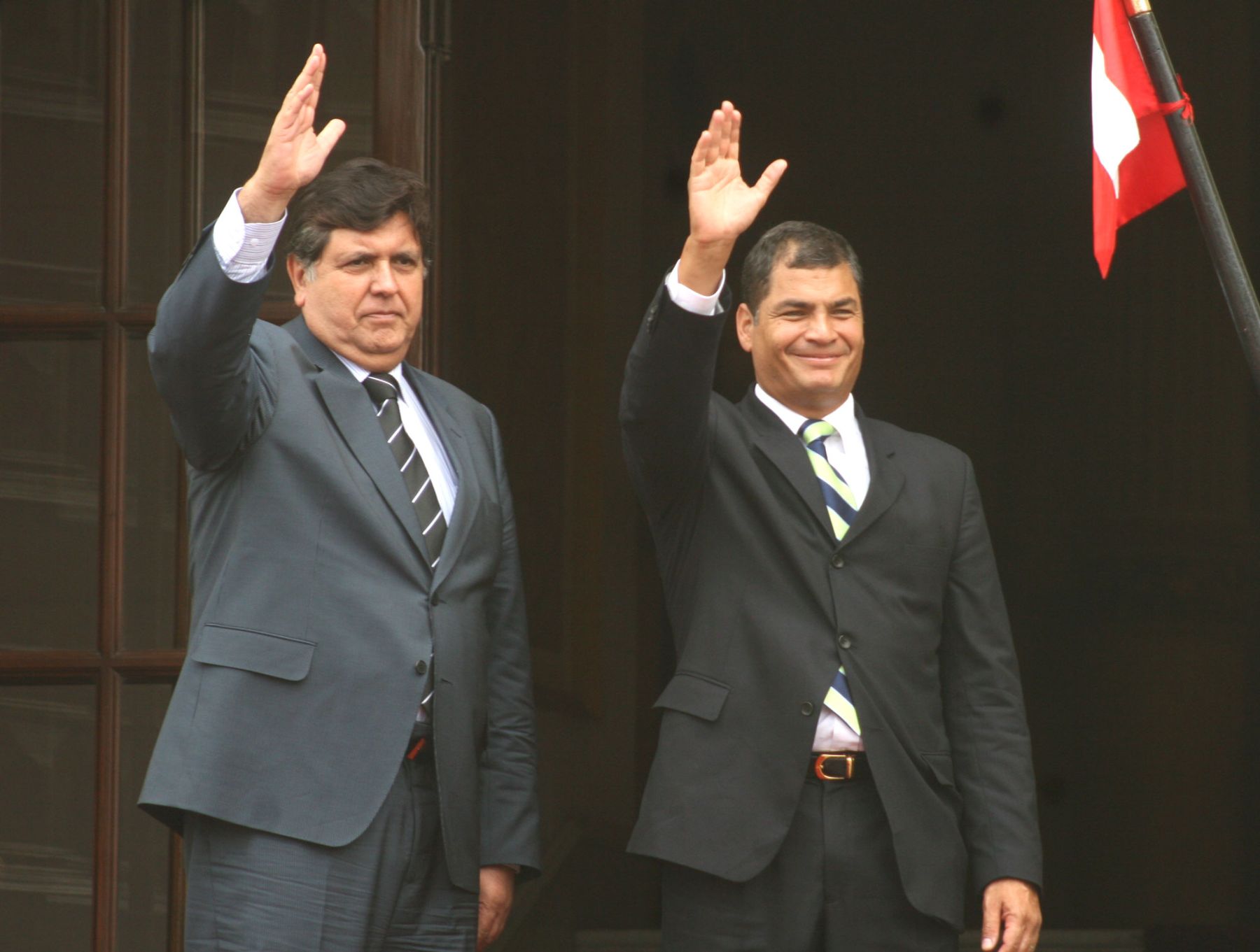 Los presidentes de Perú, Alan García, y de Ecuador, Rafael Correa, saludan a la prensa en la puerta principal de Palacio de Gobierno. Foto: ANDINA/Maritza Rosales.