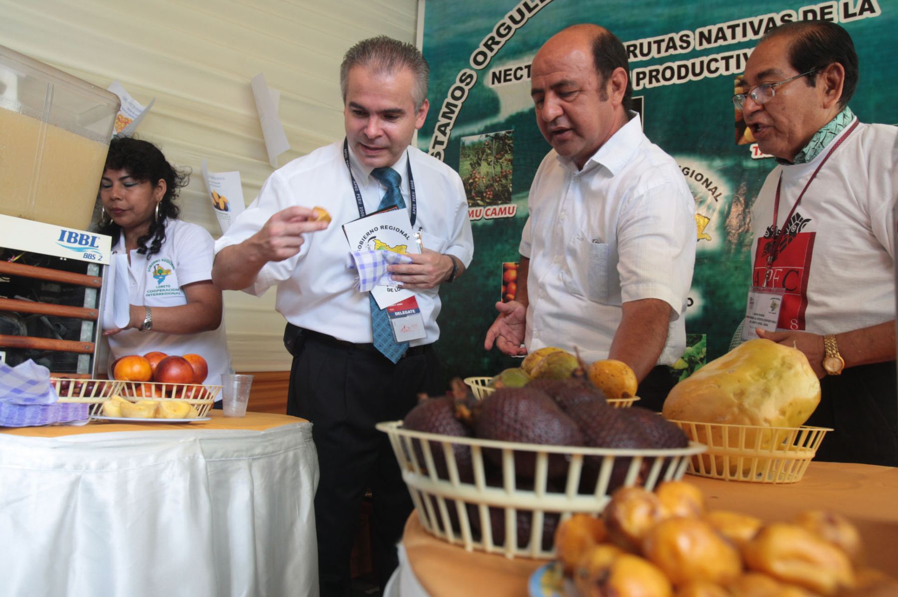 El Viceministro de Energía, Pedro Gamio junto al Presidente de la Región Loreto, Yvan Vásquez, observan productos en Primer Show Room “Mostrando la Oferta Exportable de Loreto” en la ciudad de Iquitos. Foto: ANDINA/Piero Vargas.