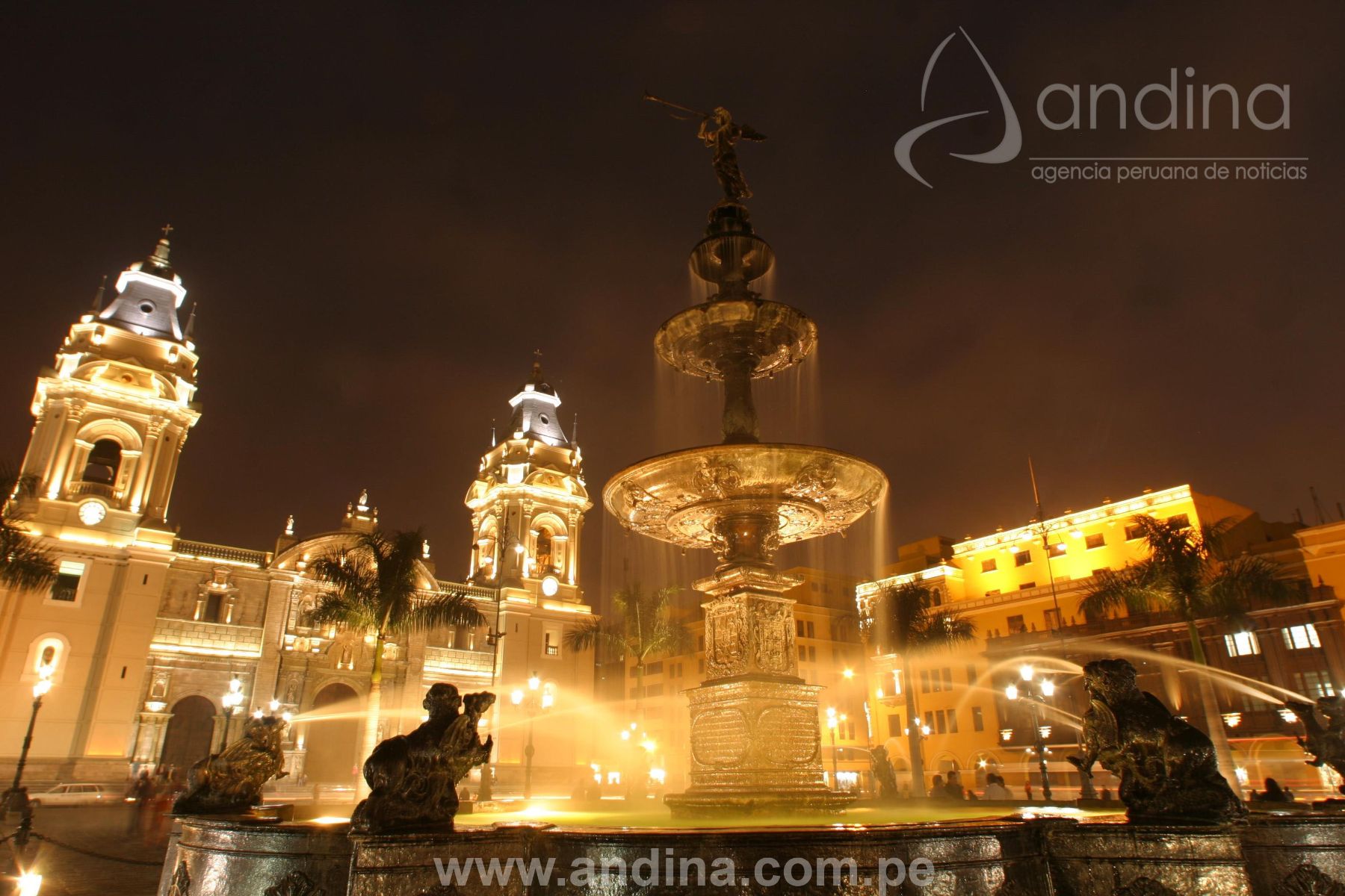 Vista nocturna del centro financiero ubicado en San Isidro - Lima