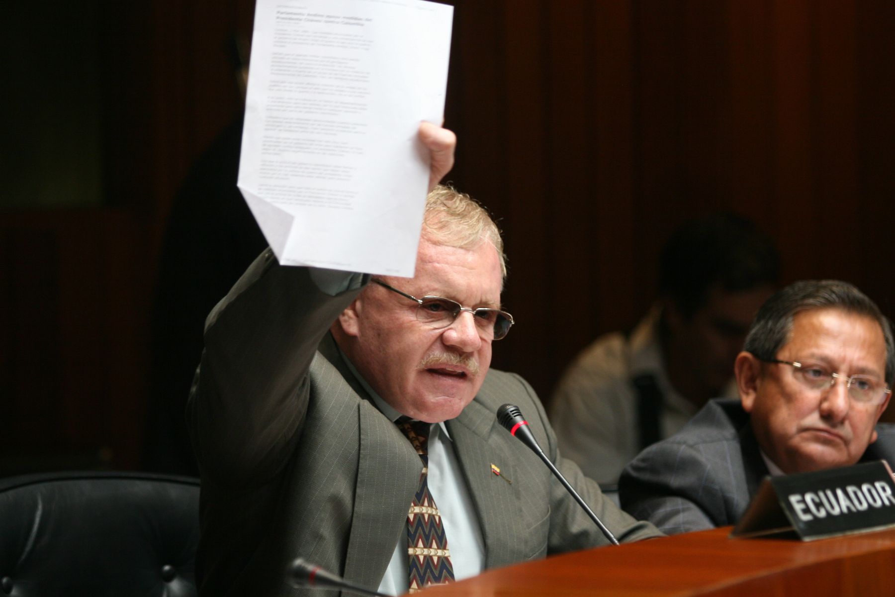 El diputado Marcelo Dotti, representante de Ecuador, ante el Parlamento Andino, hace el uso de la palabra durante la sesión extraordinaria que se realizó hoy en la sede de la CAN para abordar el tema del conflicto Colombia-Ecuador. Foto: ANDINA/Jorge Paz.