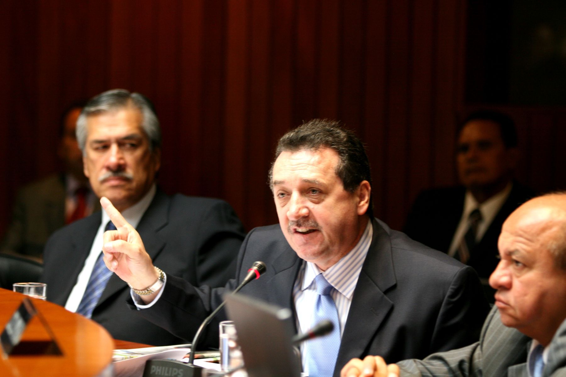 Oscar Darío Pérez, representante de Colombia ante el Parlamento Andino, hace el uso de la palabra durante la sesión extraordinaria que se realizó hoy en la sede de la CAN para abordar el tema del conflicto Colombia-Ecuador. Foto: ANDINA/Jorge Paz.