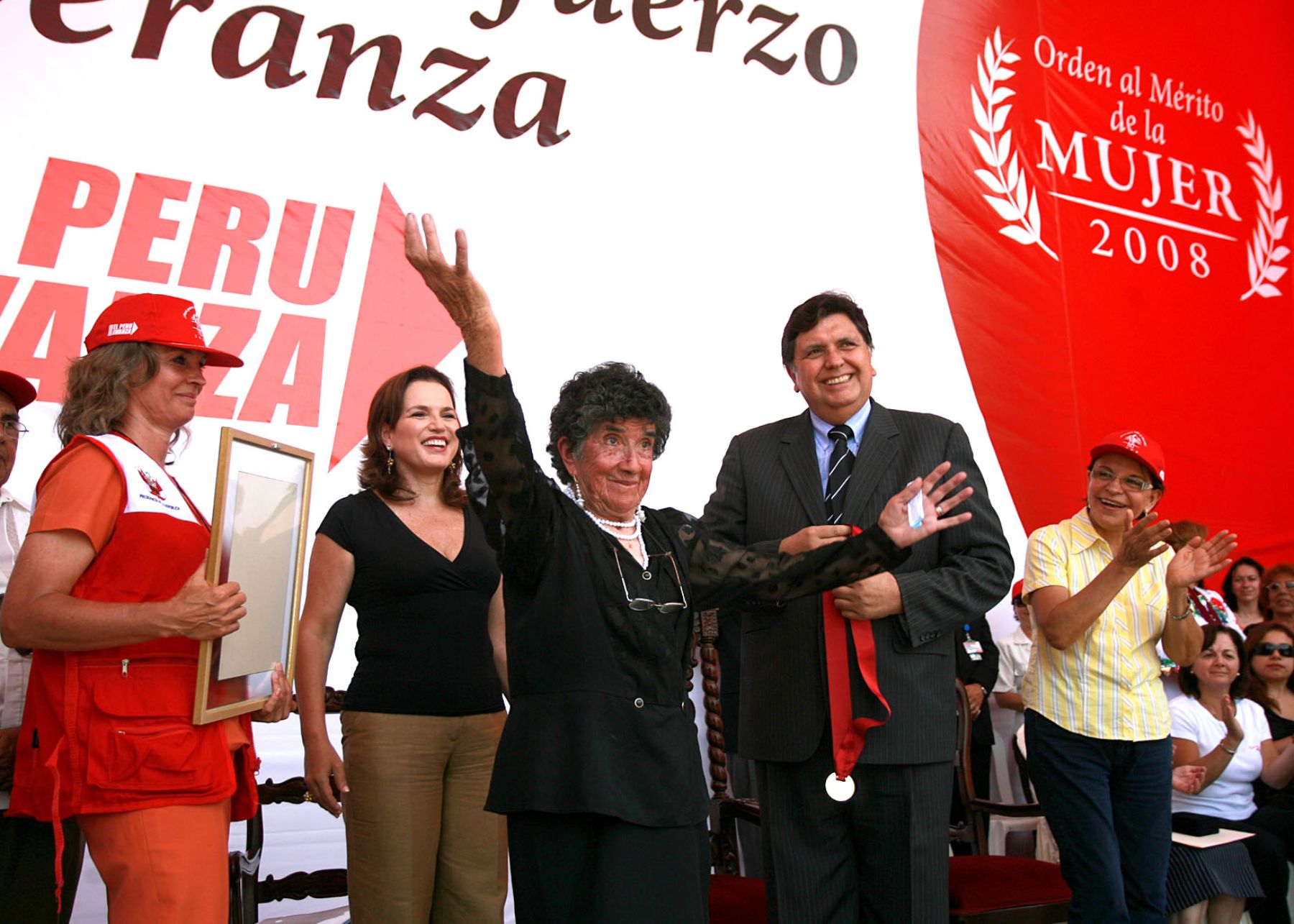Presidente Alan Garcìa asiste a homenaje por el Dia Internacional de la Mujer en la Plaza de Acho. Foto: SEPRES