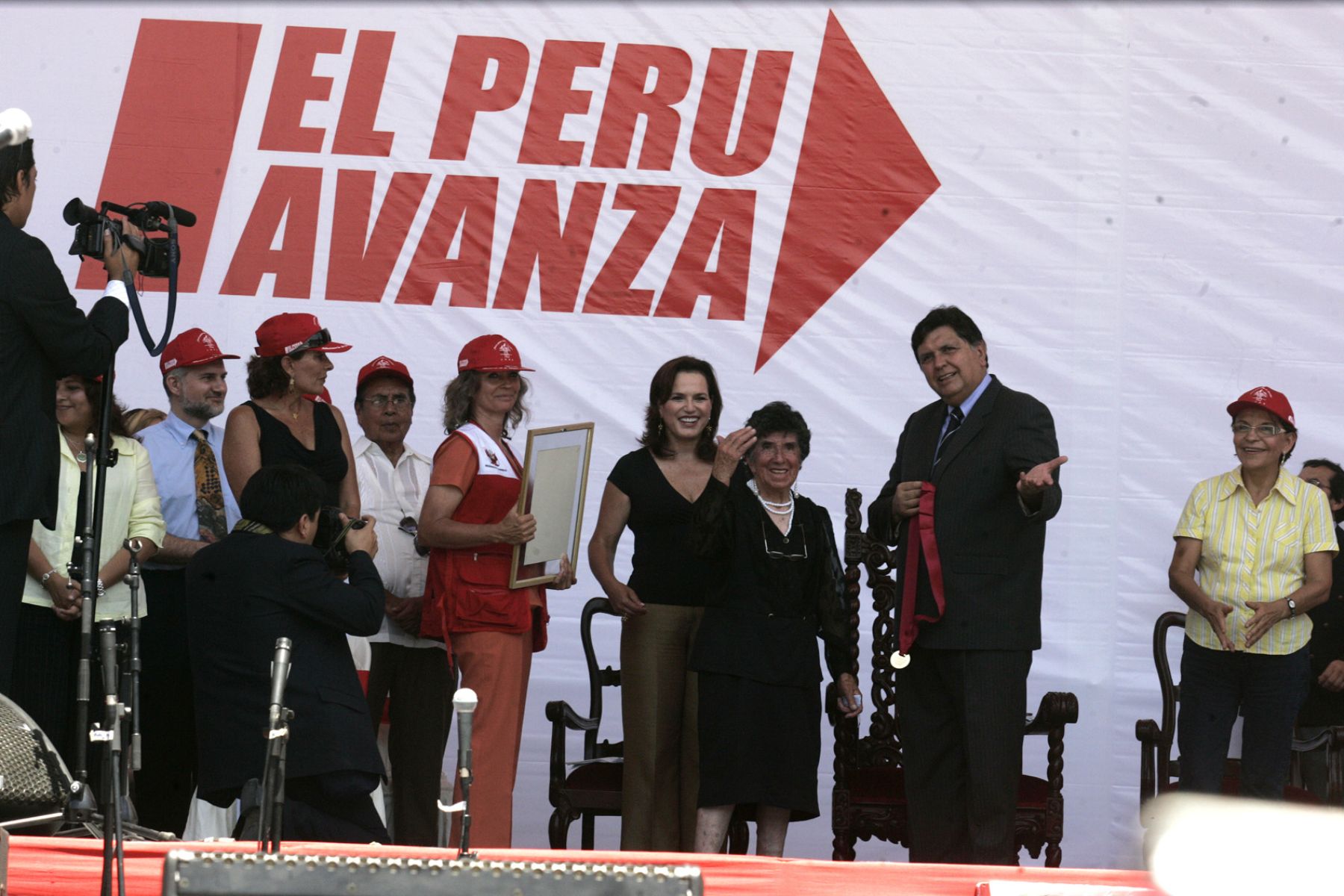 Presidente Alan Garcìa asiste a homenaje por el Dia Internacional de la Mujer en la Plaza de Acho. Foto: ANDINA/ Juan Carlos Guzmàn Negrini