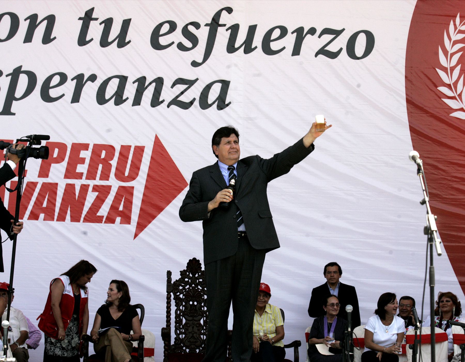 Presidente Alan Garcìa brinda en homenaje por el Dia Internacional de la Mujer en la Plaza de Acho. Foto: ANDINA/ Juan Carlos Guzmàn Negrini.