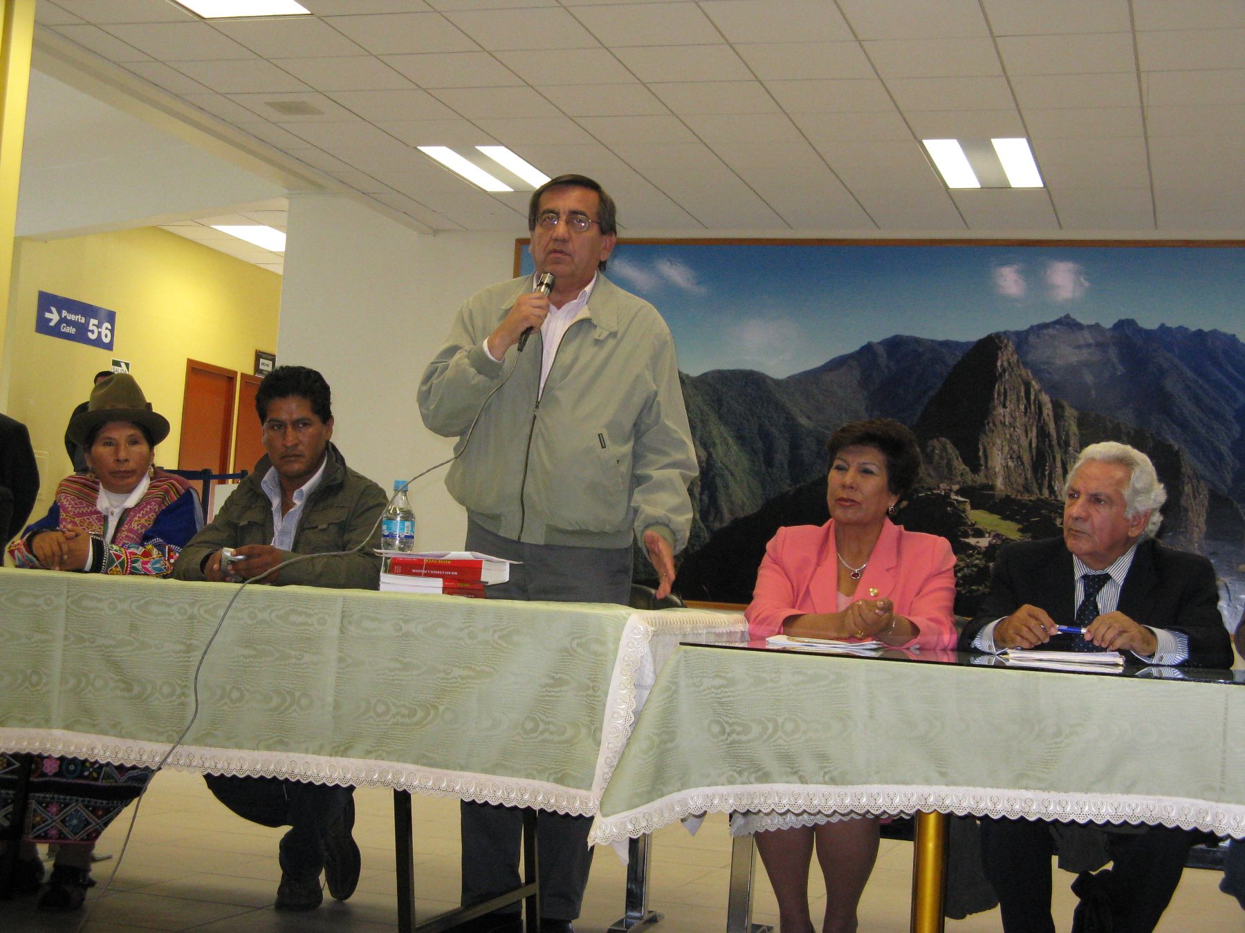 El titular de la PCM,Jorge del Castillo, en reunión alcaldes y representantes de organizaciones civiles del Cusco. Foto: ANDINA/ Fernando Zora-Carbajal
