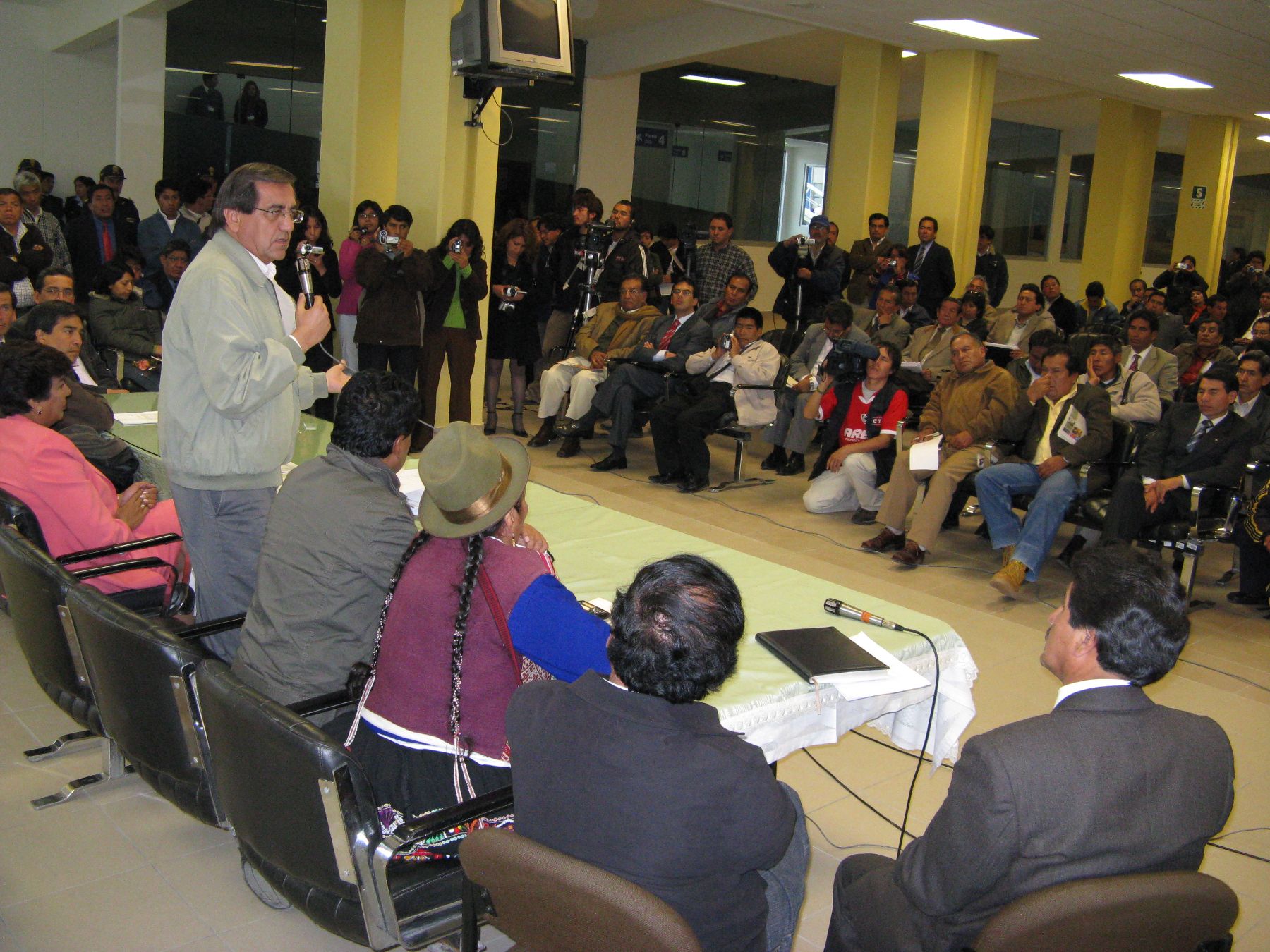 El titular de la PCM,Jorge del Castillo, en reunión alcaldes y representantes de organizaciones civiles del Cusco. Foto: ANDINA/ Fernando Zora-Carbajal