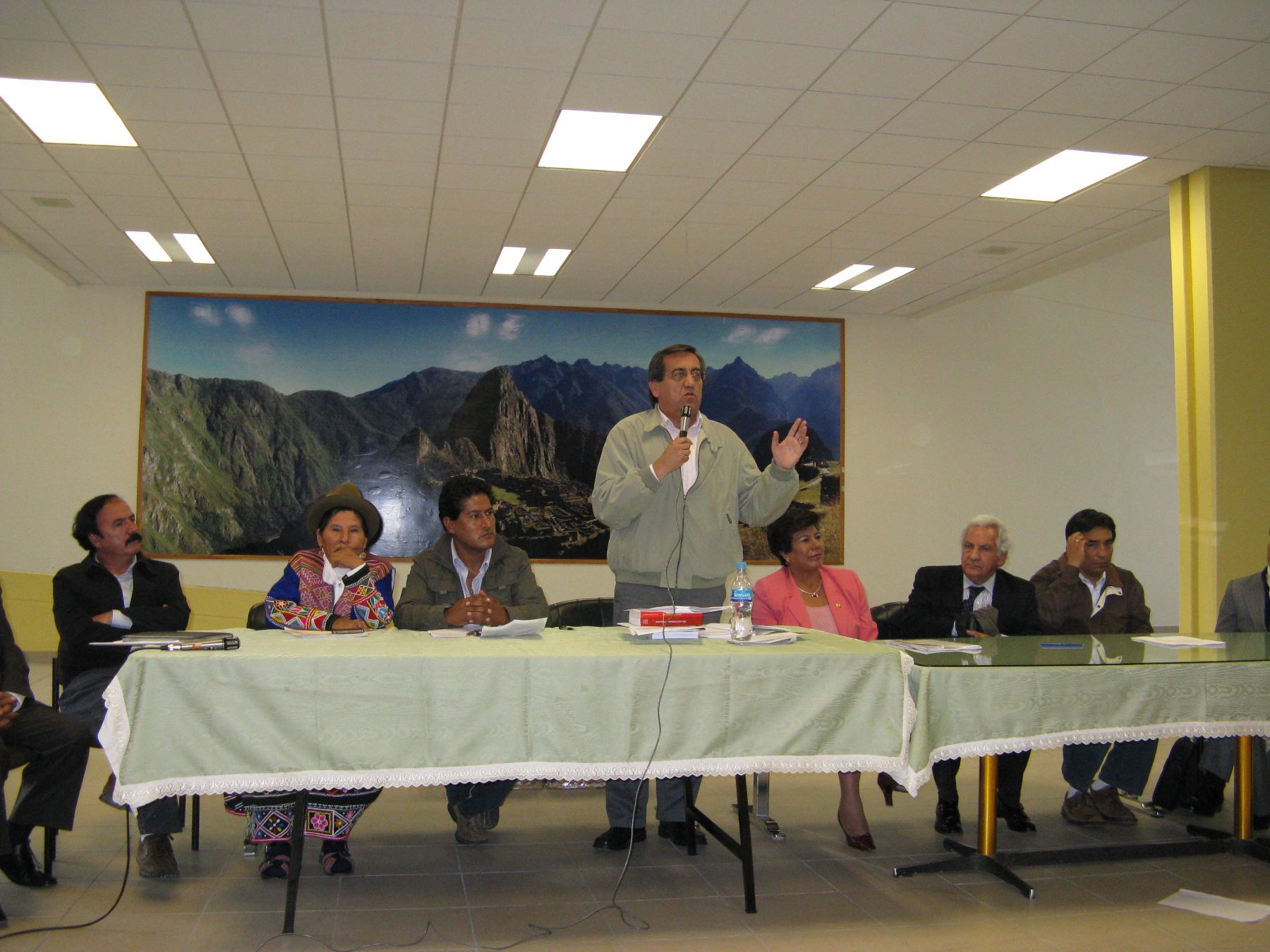 El titular de la PCM,Jorge del Castillo, en reunión alcaldes y representantes de organizaciones civiles del Cusco. Foto: ANDINA/ Fernando Zora-Carbajal