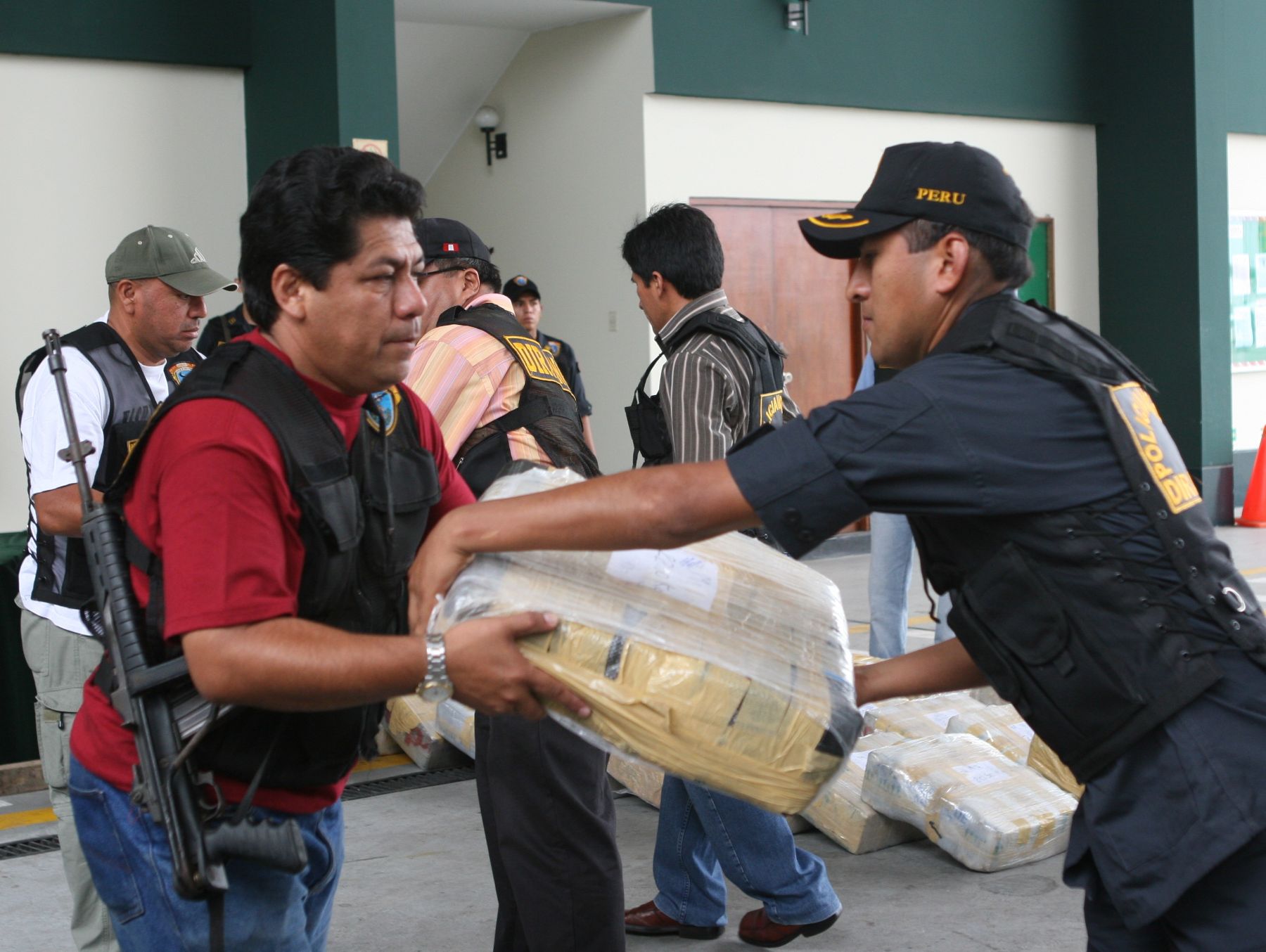 Ministro de Interior, Luis Alva Castro, presentó esta mañana, armamento y droga incautada a narcotraficantes en el departamento de Lambayeque. Foto:ANDINA/Norman Córdova