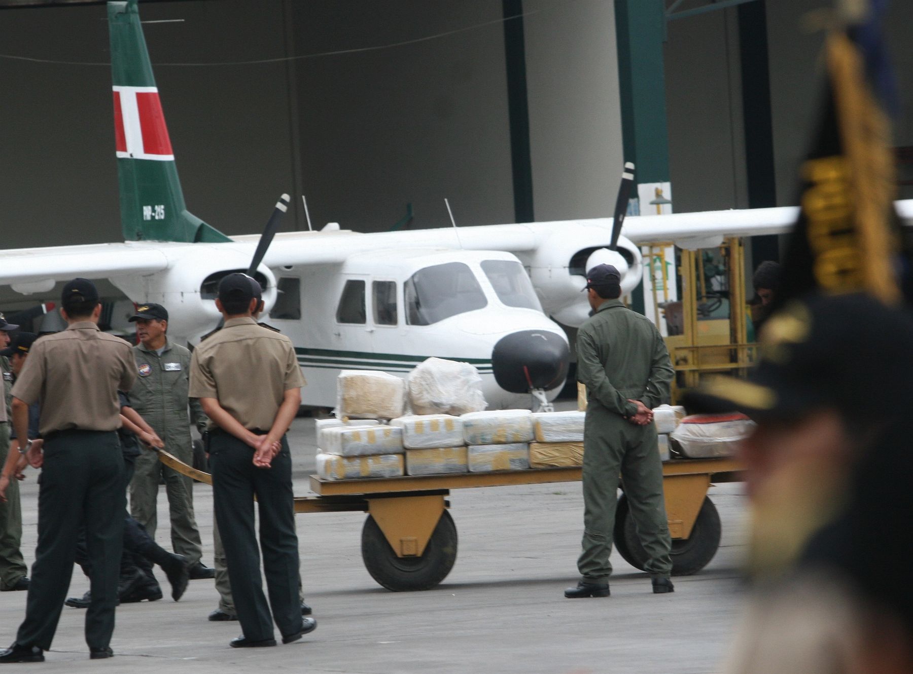 Ministro de Interior, Luis Alva Castro, presentó esta mañana, armamento y droga incautada a narcotraficantes en el departamento de Lambayeque. Foto:ANDINA/Norman Córdova
