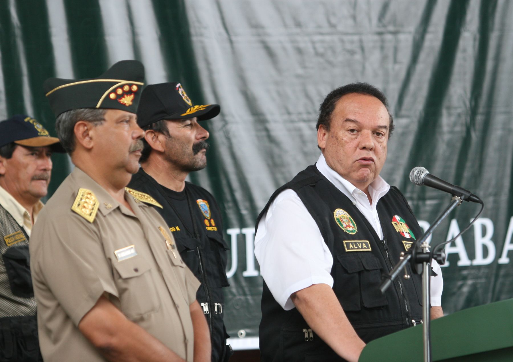 Ministro de Interior, Luis Alva Castro, presentó esta mañana, armamento y droga incautada a narcotraficantes en el departamento de Lambayeque. Foto:ANDINA/Norman Córdova
