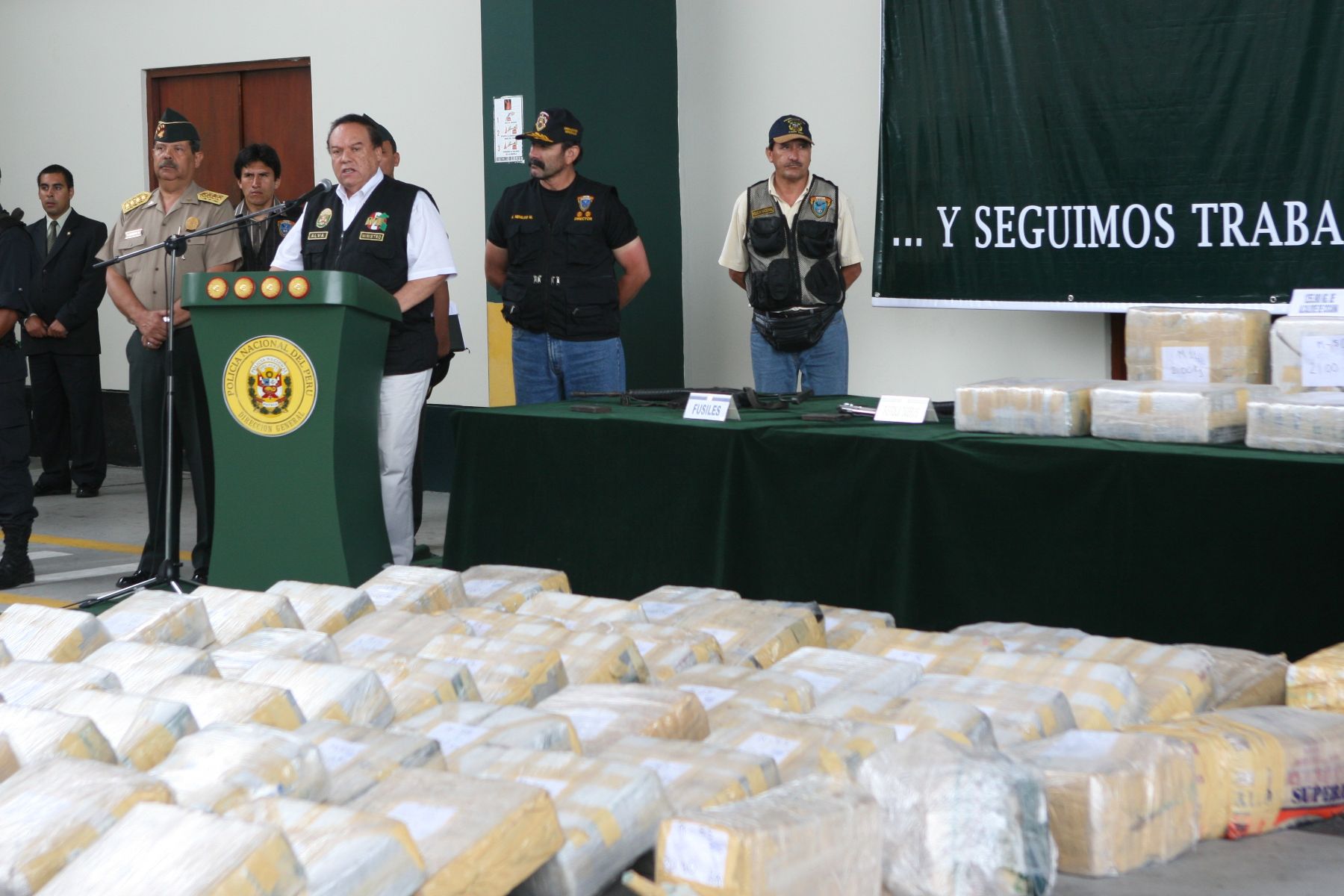 Ministro de Interior, Luis Alva Castro, presentó esta mañana, armamento y droga incautada a narcotraficantes en el departamento de Lambayeque. Foto:ANDINA/Norman Córdova