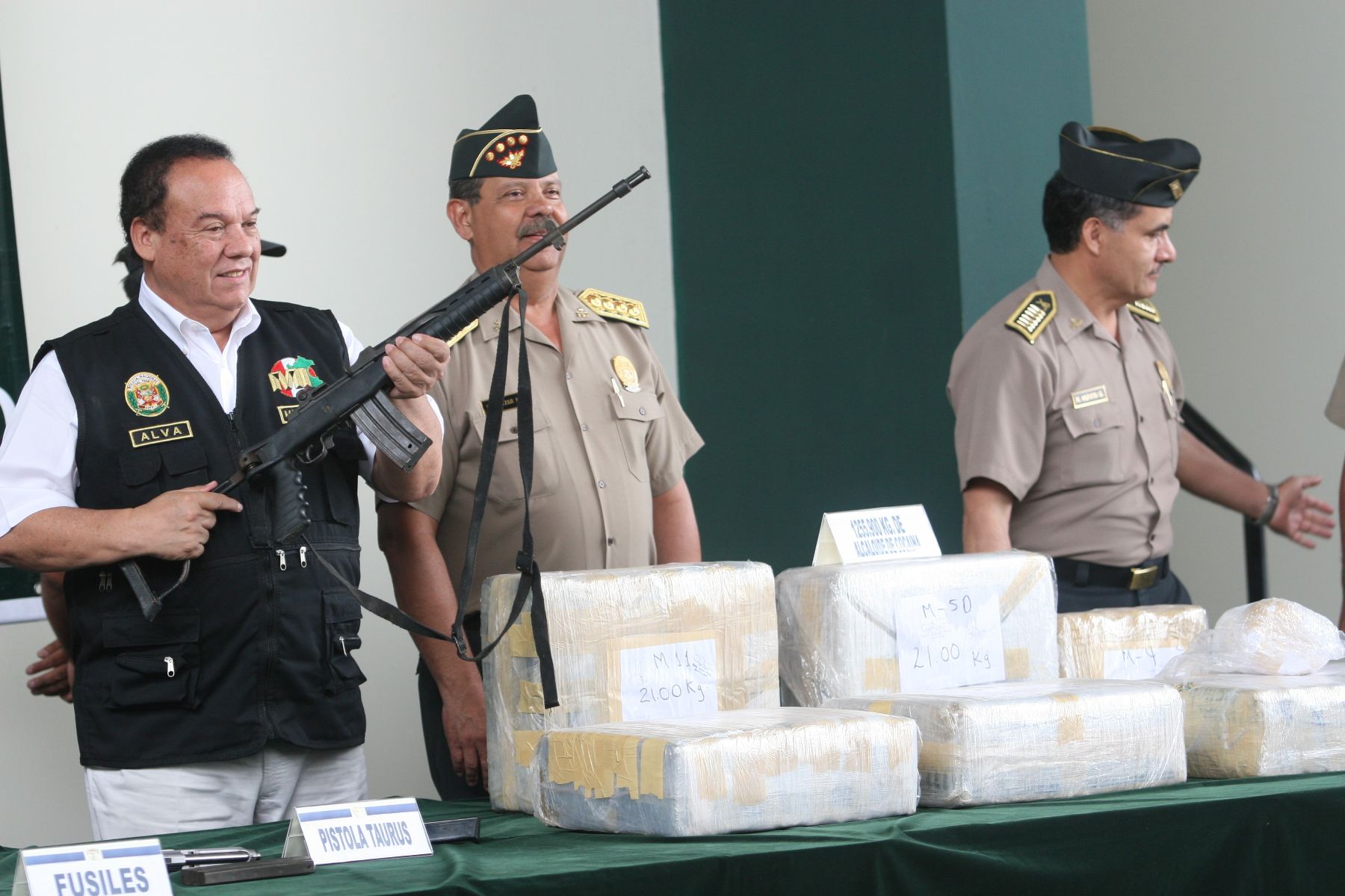 Ministro de Interior, Luis Alva Castro, presentó esta mañana, armamento y droga incautada a narcotraficantes en el departamento de Lambayeque. Foto:ANDINA/Norman Córdova