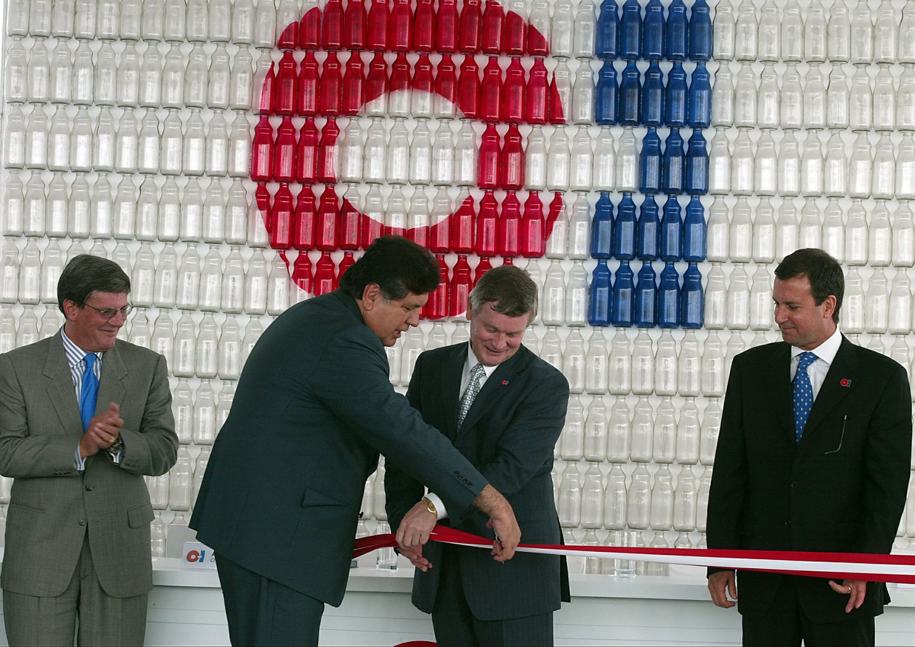 Presidente Alan Garcìa en ceremonia de inauguración de la planta de envases de vidrio de la empresa Owens - Illinois en Lurín. Foto: ANDINA / Alberto Orbegoso
