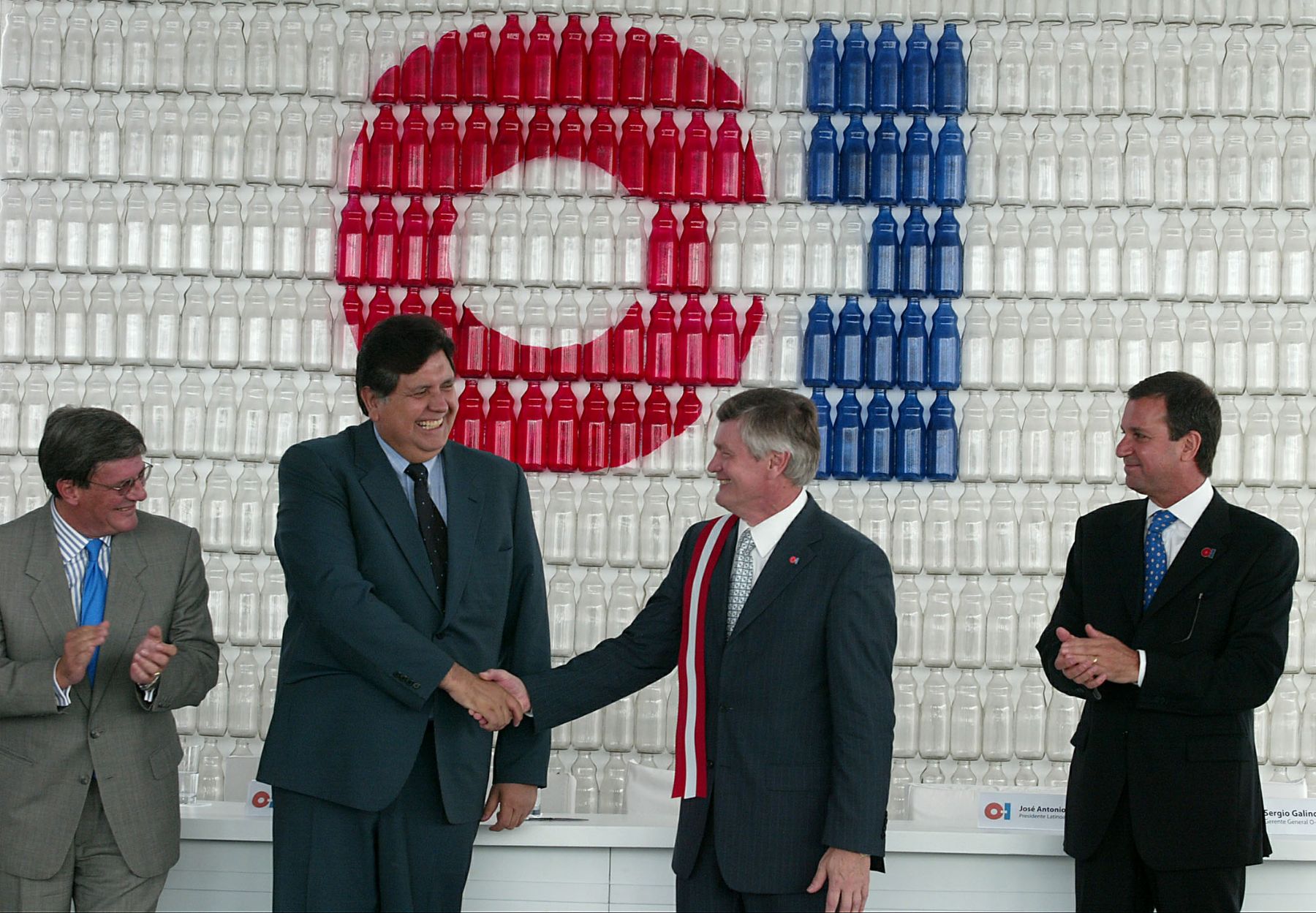 Presidente Alan Garcìa en ceremonia de inauguración de la planta de envases de vidrio de la empresa Owens - Illinois en Lurín. Foto: ANDINA / Alberto Orbegoso
