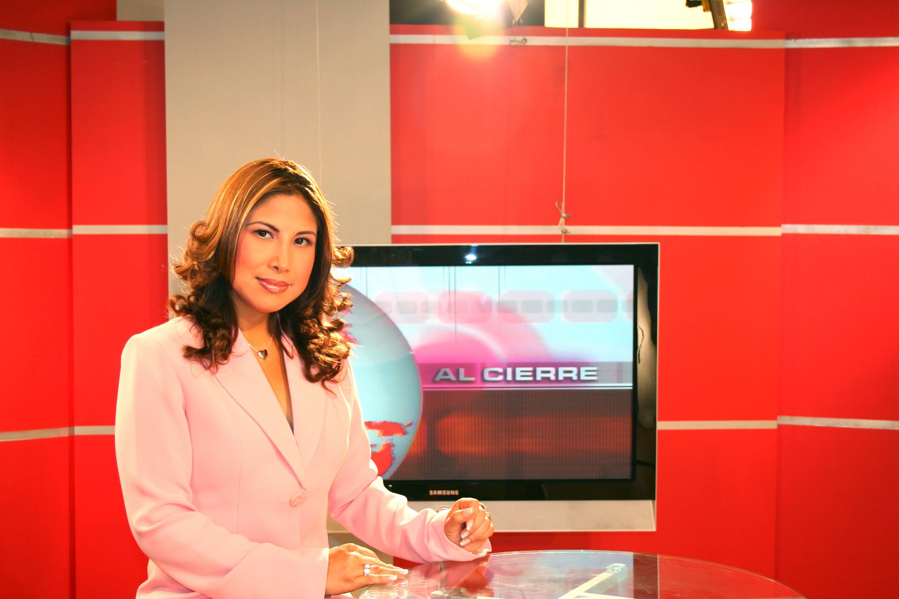 Programa Al Cierre (TV Perú), conducido por Jennifer Cerecida