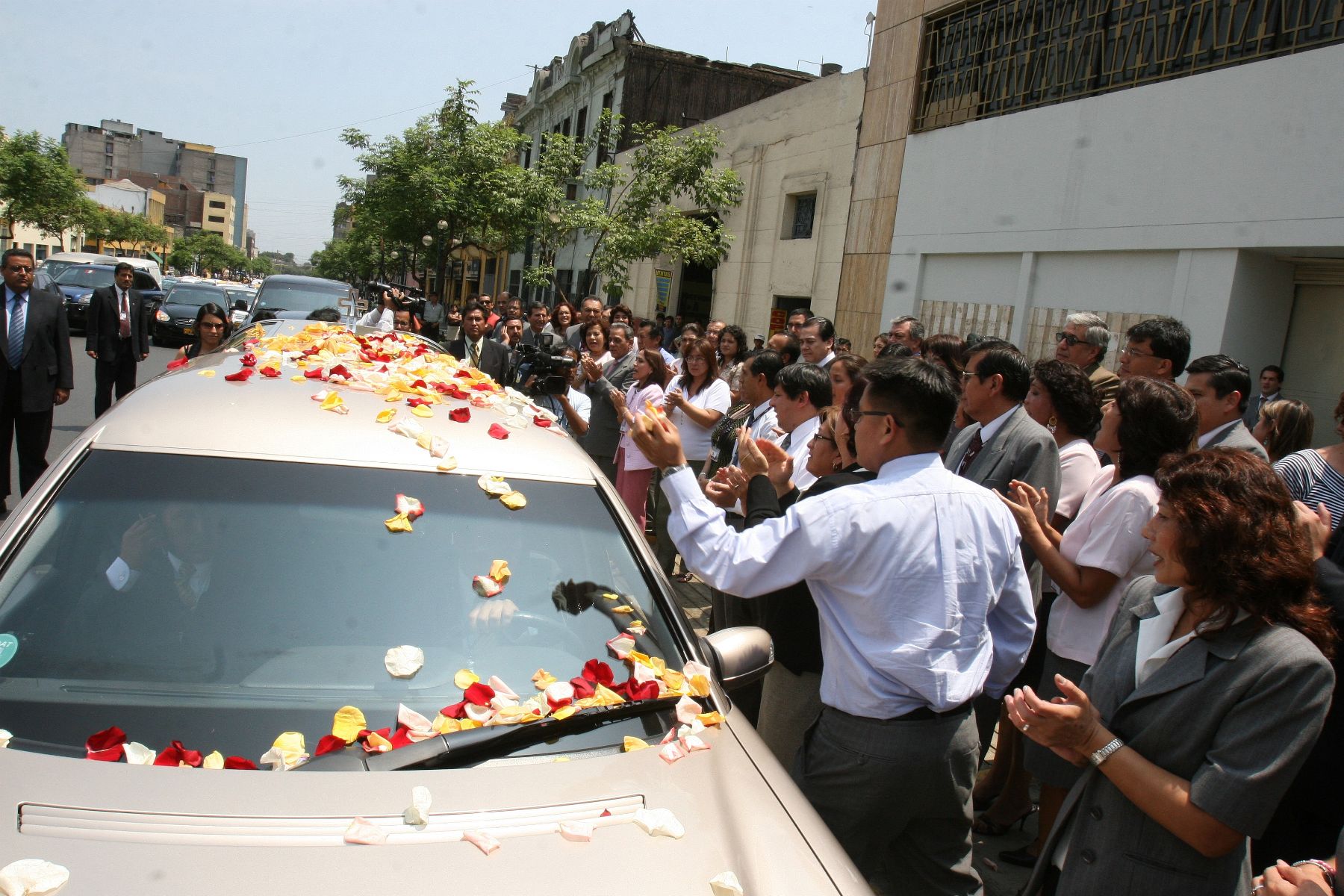 Presidente del JNE, Enrique Mendoza, y personal de la institución rinden homenaje a Adelaida Bolivar. Foto: ANDINA/ Norman Córdova