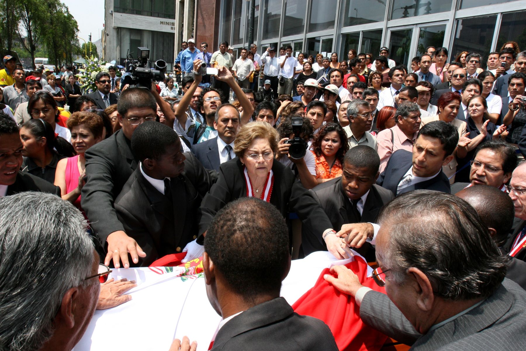 Homenaje a la doctora Adelaida Bolívar al llegar sus restos a la Fiscalia de la Nación. Foto: ANDINA/ Norman Córdova