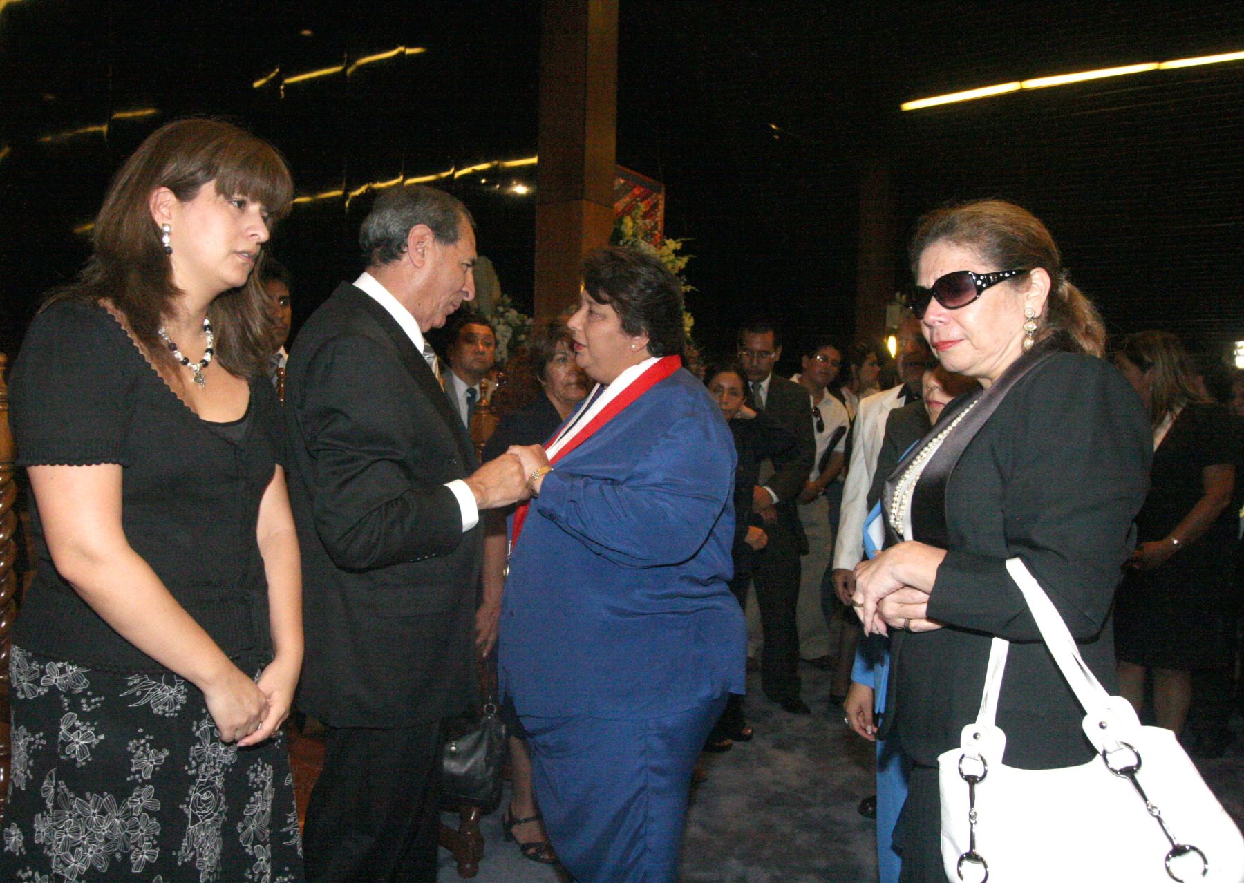 Defensora del Pueblo, Beatriz Merino, junto a la Presidenta del directorio de  EditoraPerú, María del Pilar Tello, asistieron al velorio de la  Fiscal de la Nación, Adelaida Bolívar, en sede del Ministerio Público. Foto: ANDINA/Maritza Rosales.