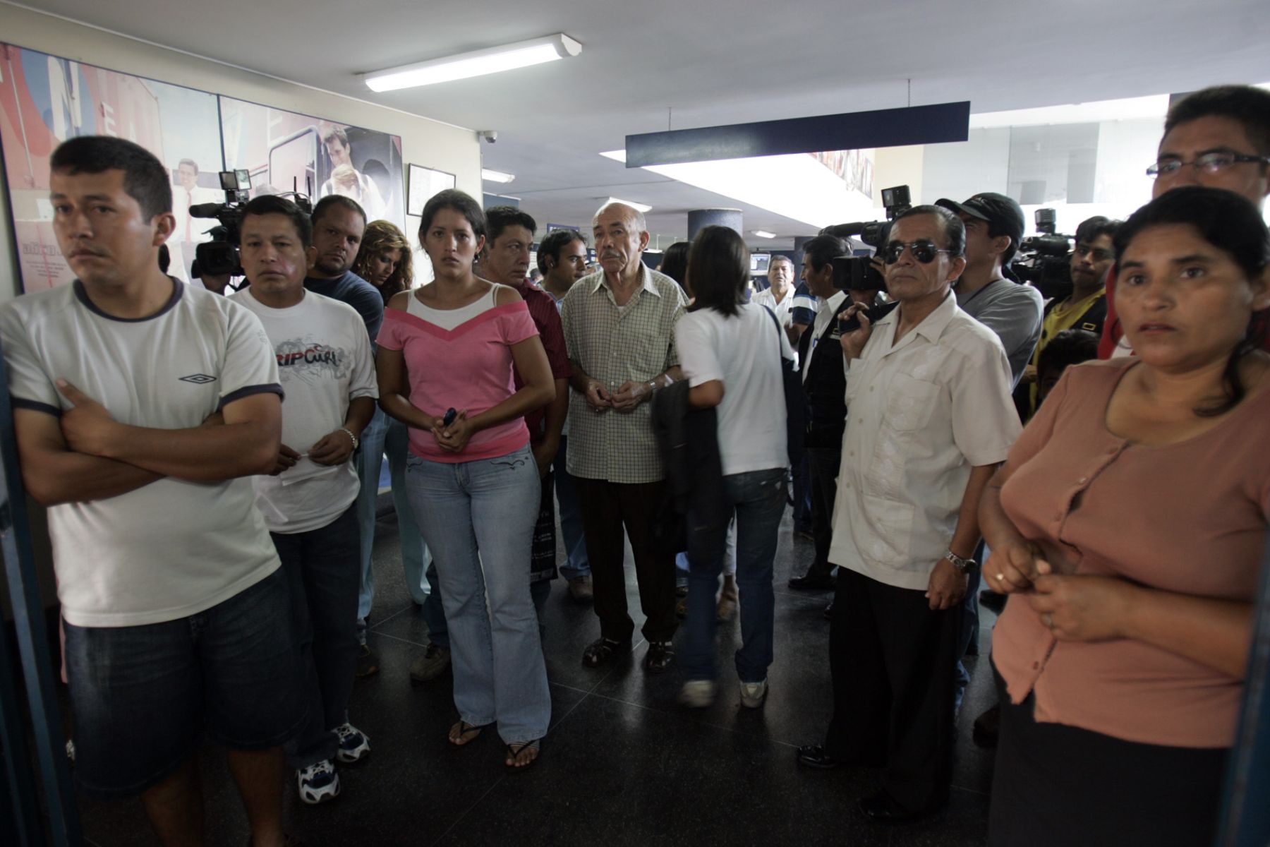 Familiares de pasajeros del bus de la empresa Línea que se accidentó esta madrugada, se acercaron al terminal en Lima para averiguar por sus seres queridos. Foto: ANDINA/ Juan Carlos Guzmán Negrini.
