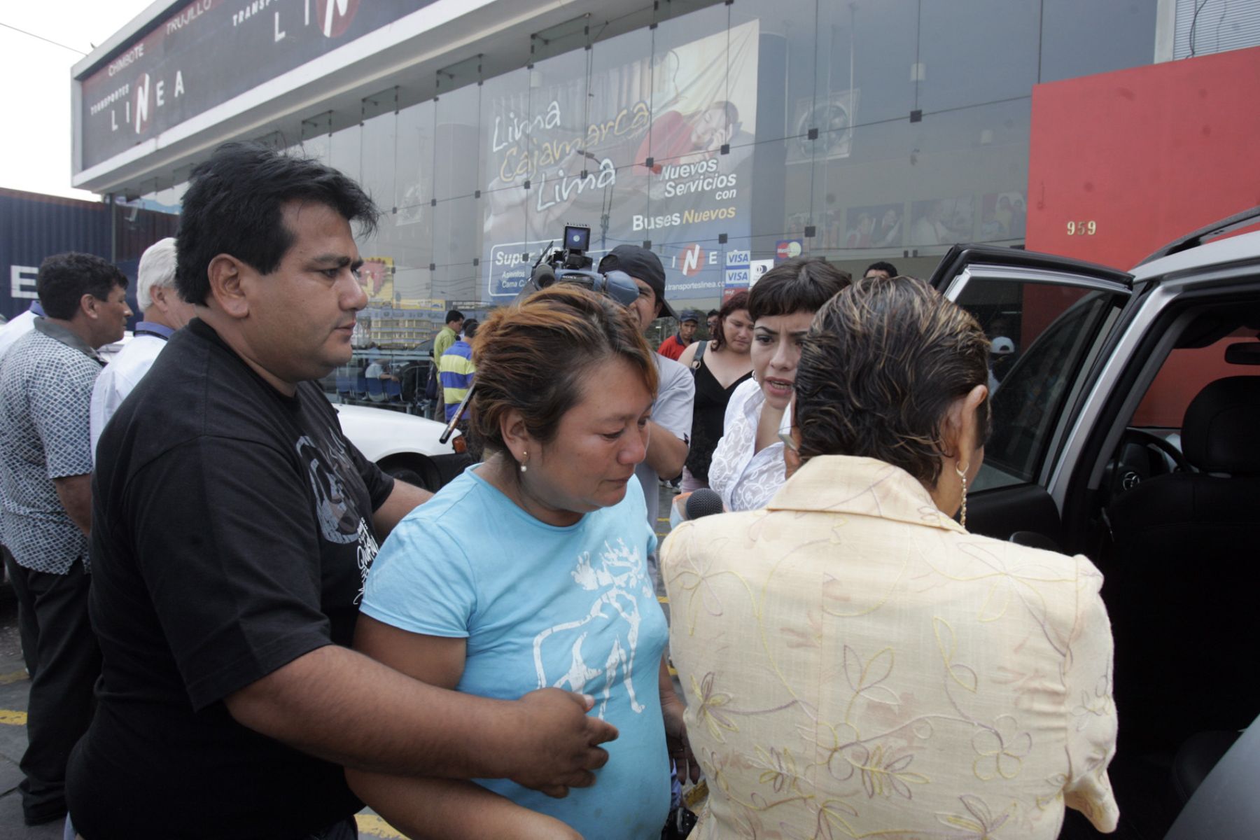 Familiares de pasajeros del bus de la empresa Línea que se accidentó esta madrugada, se acercaron al terminal en Lima para averiguar por sus seres queridos. Foto: ANDINA/ Juan Carlos Guzmán Negrini.