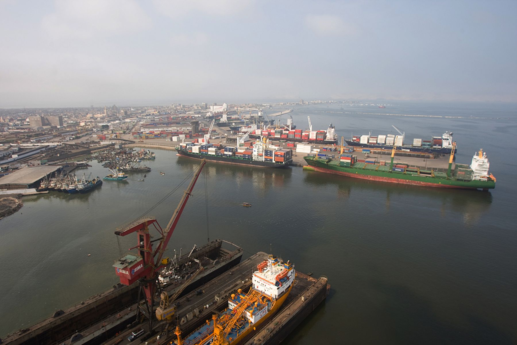 Vista aérea del puerto del Callao. Foto ANDINA Carlos Lezama