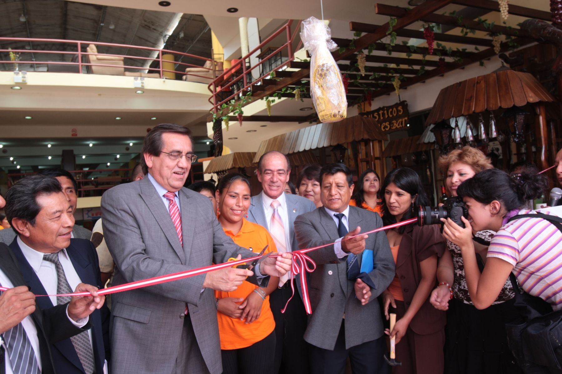 Presidente del Consejo de Ministros, Jorge del Castillo, inaugura expoferia  de muebles en Villa el Salvador. Foto:ANDINA/ Victor Palomino