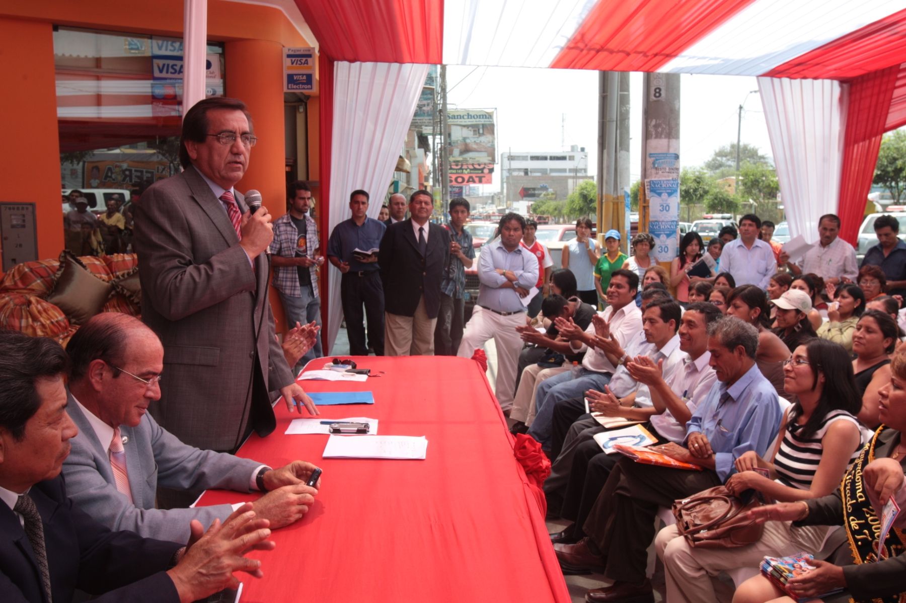 Presidente del Consejo de Ministros, Jorge del Castillo, inaugura expoferia  de muebles en Villa el Salvador. Foto:ANDINA/ Victor Palomino
