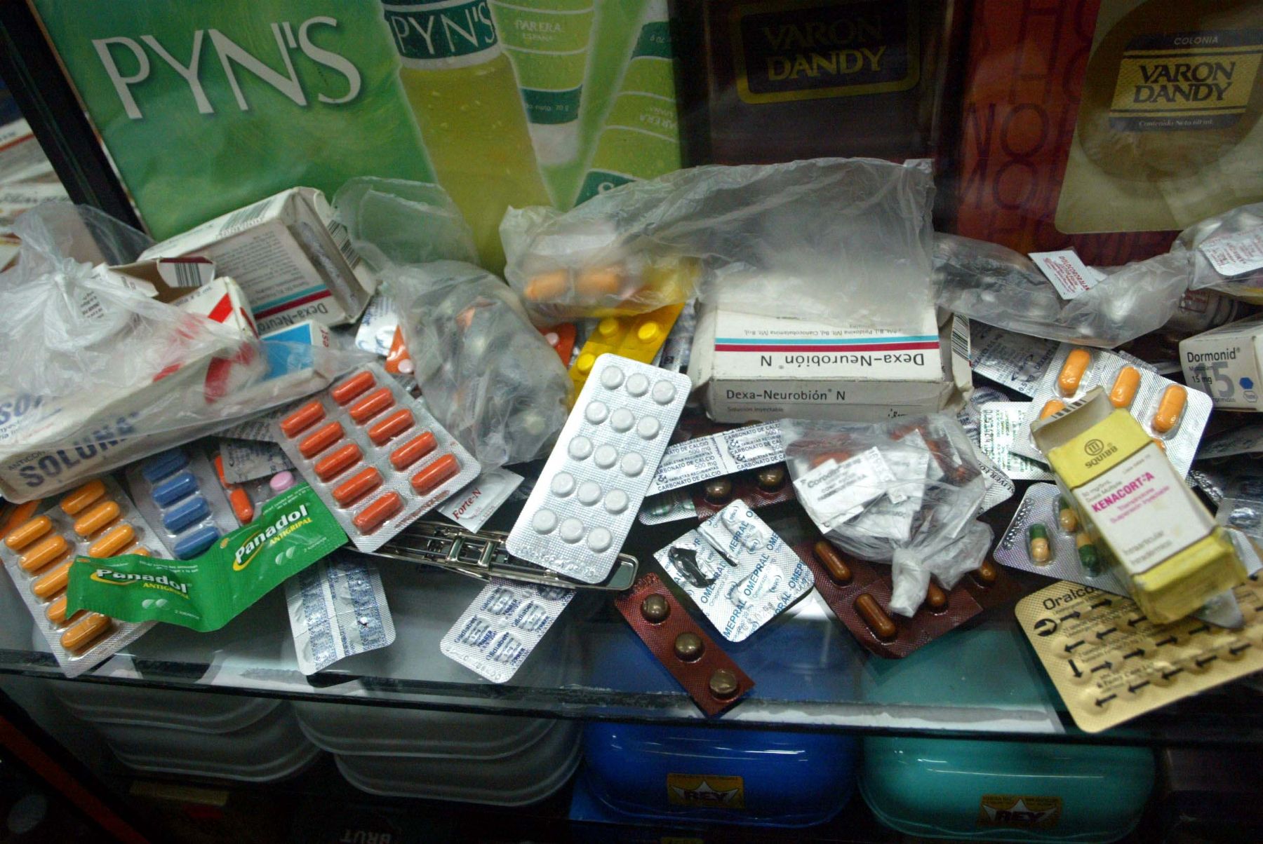 Caja de almacenamiento de medicamentos fotografías e imágenes de