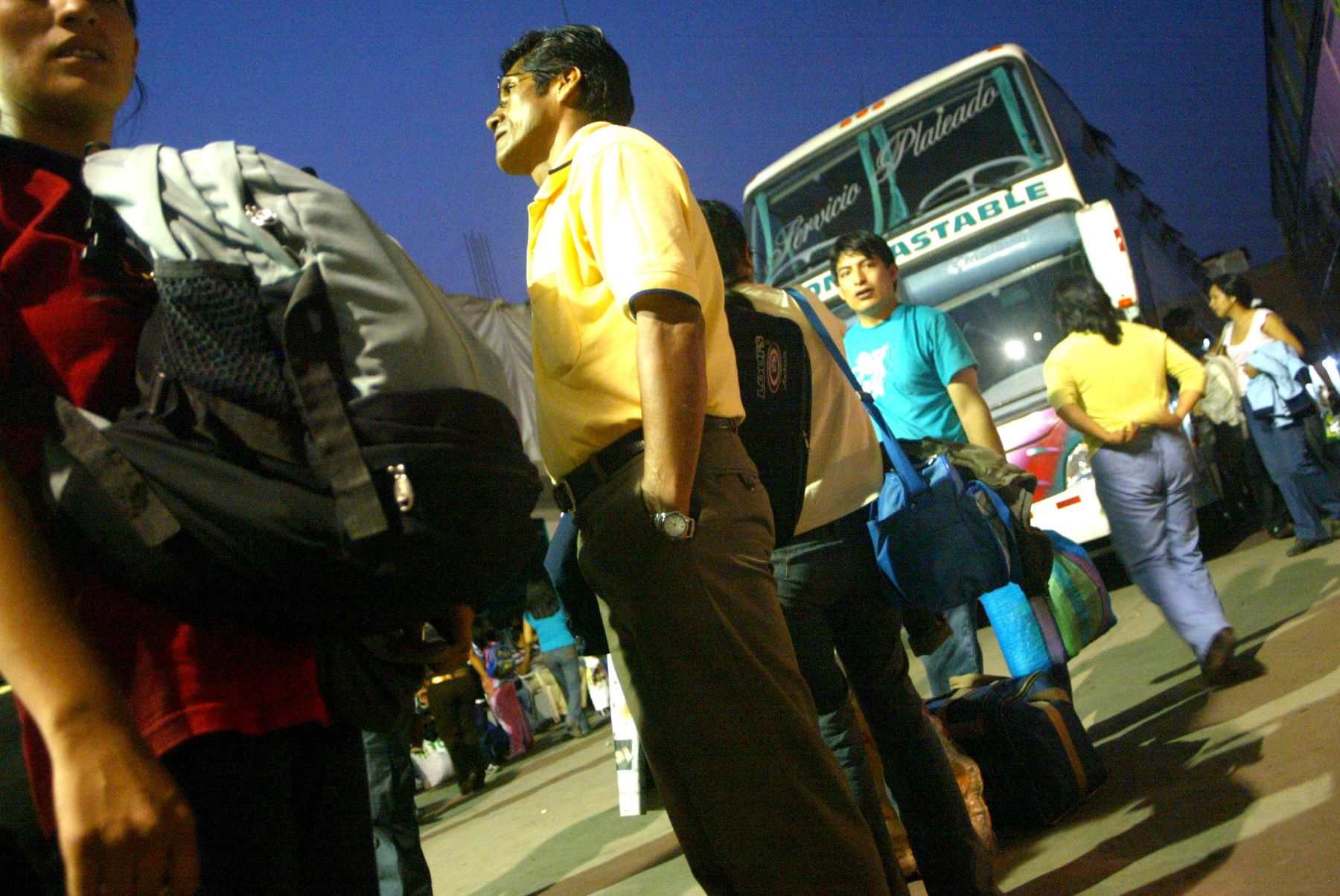 Viajeros en el terminal terrestre de Yerbateros por Semana Santa. Foto: ANDINA/Rubén Grández