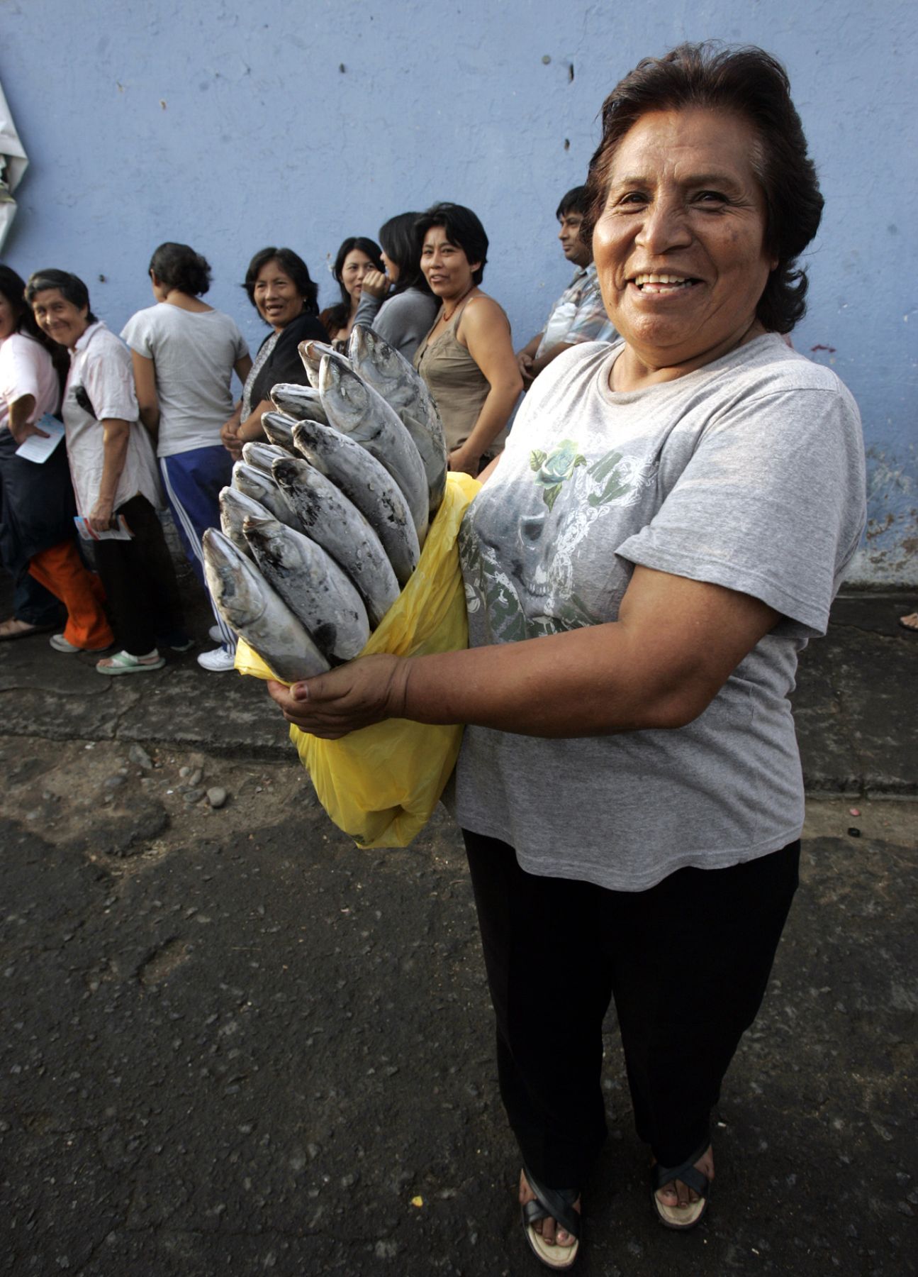 Ama de casa se retira luego de comprar Jurel en el Mercado Villa Victoria en Surquillo. Foto :ANDINA/ Juan Carlos Guzman,