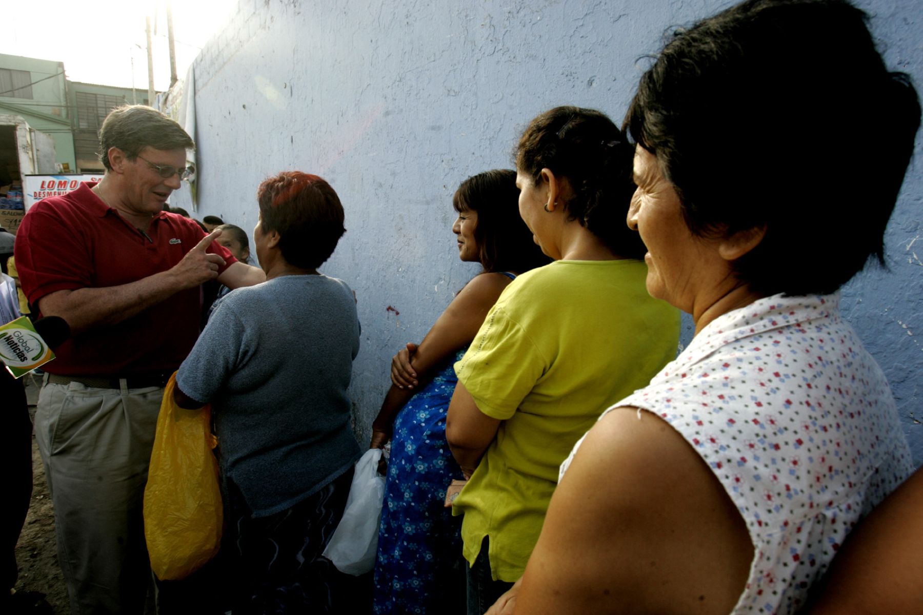 El ministro de la Producción, Rafael Rey participó en la venta de jurel a sol y anchoveta en mercado Villa Victoria en Surquillo. Foto:ANDINA/ Juan Carlos Guzmán Negrini.