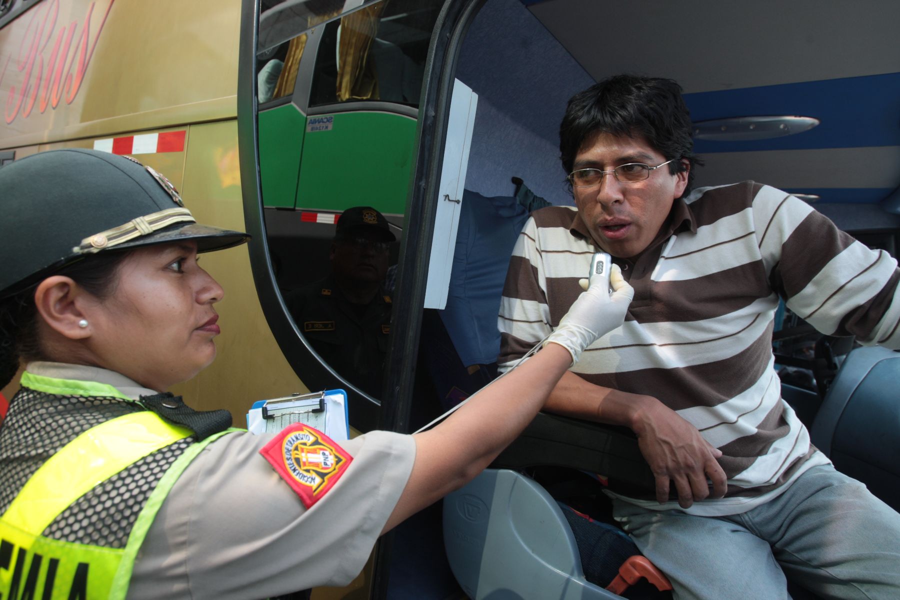 La policía Nacional realizó operativos de prevención por las fiestas de Semana Santa en el terminal de Yerbateros. Foto: ANDINA/ Piero Vargas