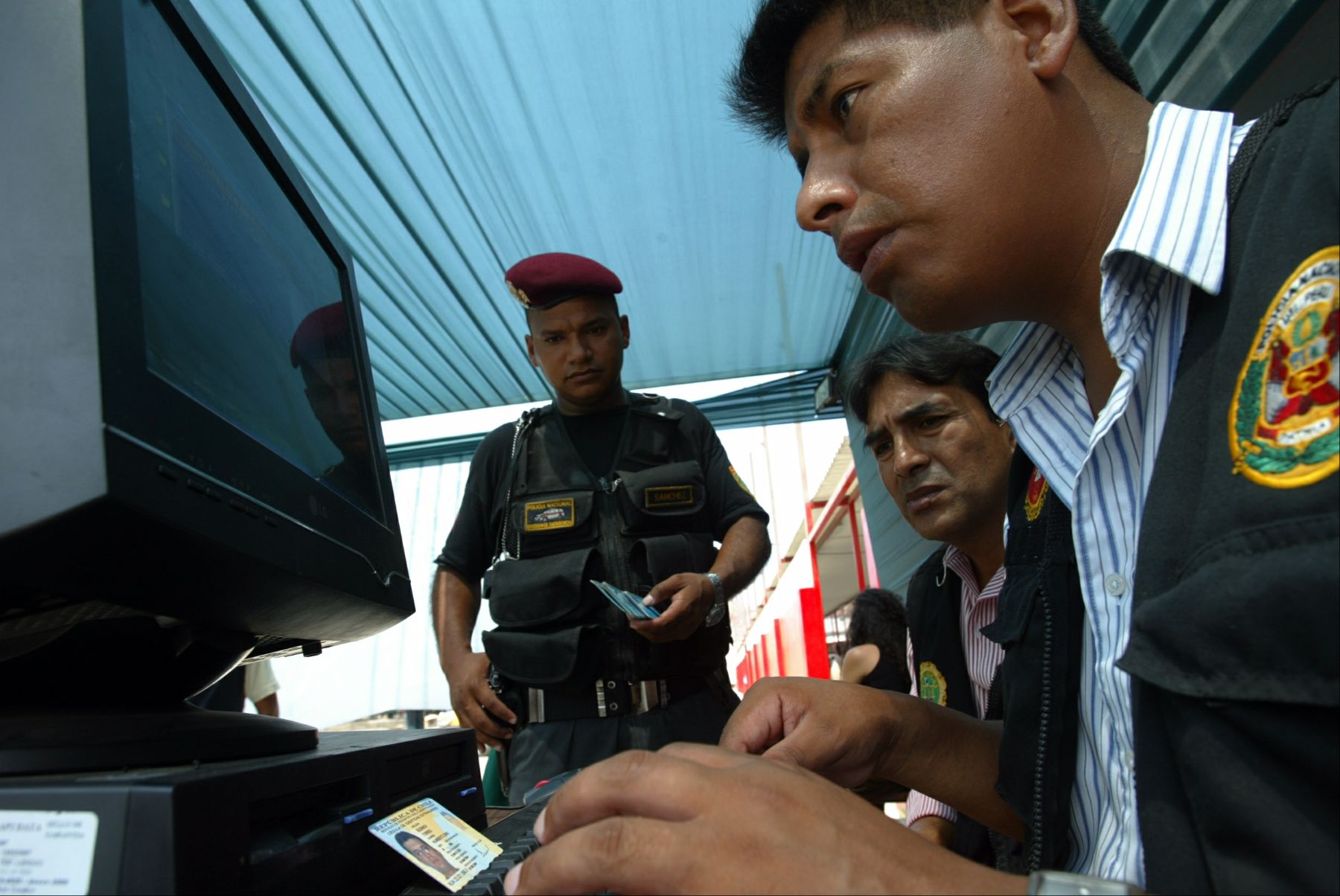 Agentes de la Policía Nacional del Perú realizan operativo por Semana Santa en el Terminal de Fiori. Foto: ANDINA / Alberto Orbegoso