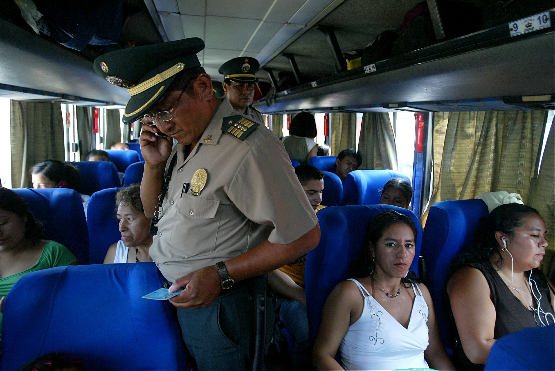 Agentes de la Policía Nacional del Perú realizan operativo por Semana Santa en el Terminal de Fiori. Foto: ANDINA / Alberto Orbegoso
