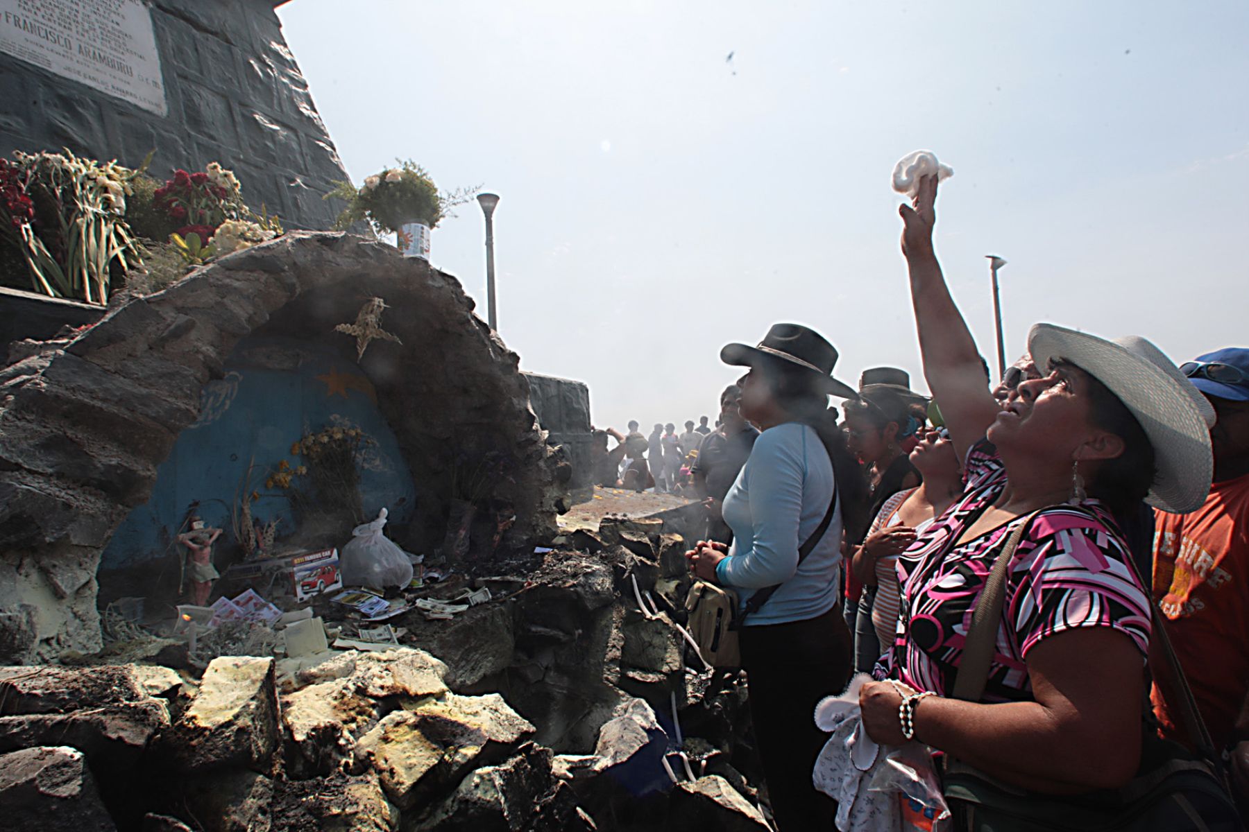Fieles que acudieron al Cerro San Cristobal prendieron velas y elevaron plegarias por celebraciones de Semana Santa.  Foto:Andina/Juan Carlos Guzmán Negrini.