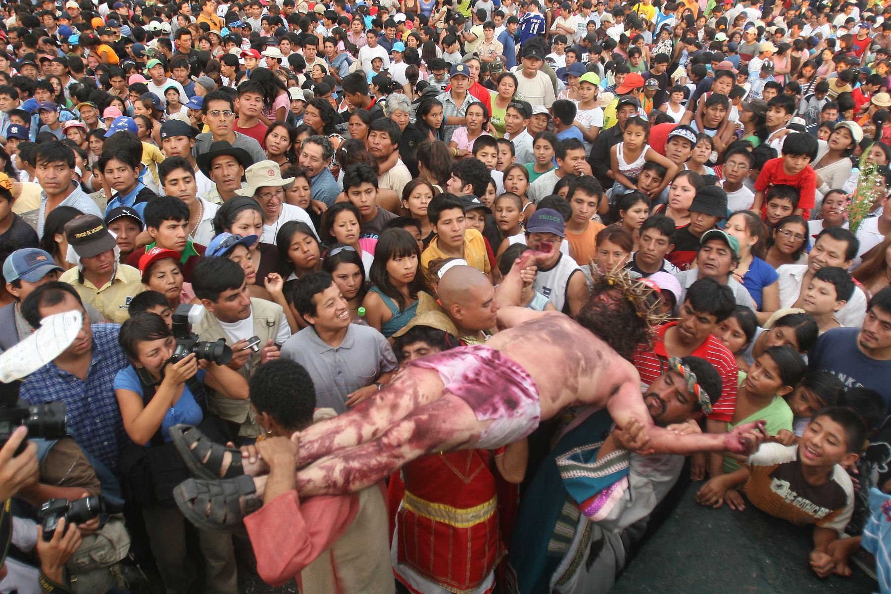 El Mario Valencia interpreta a Jesús  en el Vía Crucis que finalizó en el Cerro San Cristóbal esta Noche en la Cuidad de Lima. Foto:ANDINA/ Vidal Tarqui