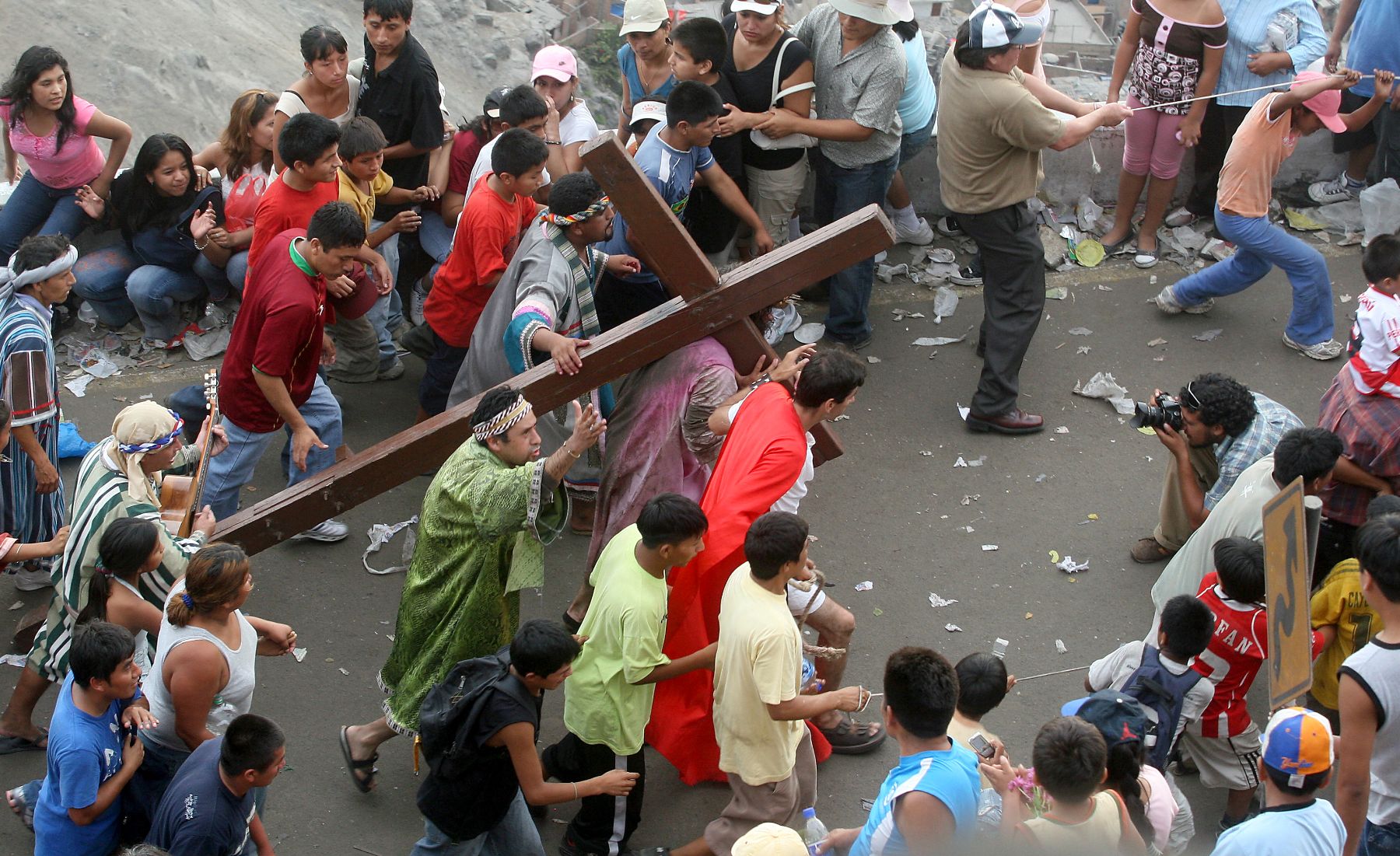 Mario Valencia, conocido como “el Cristo Cholo”  sube el cerro San Cristóbal llevando pesada cruz de madera escenificando el Vía Crucis este Viernes Santo en la cuidad de Lima. Foto: ANDINA/Vidal Tarqui