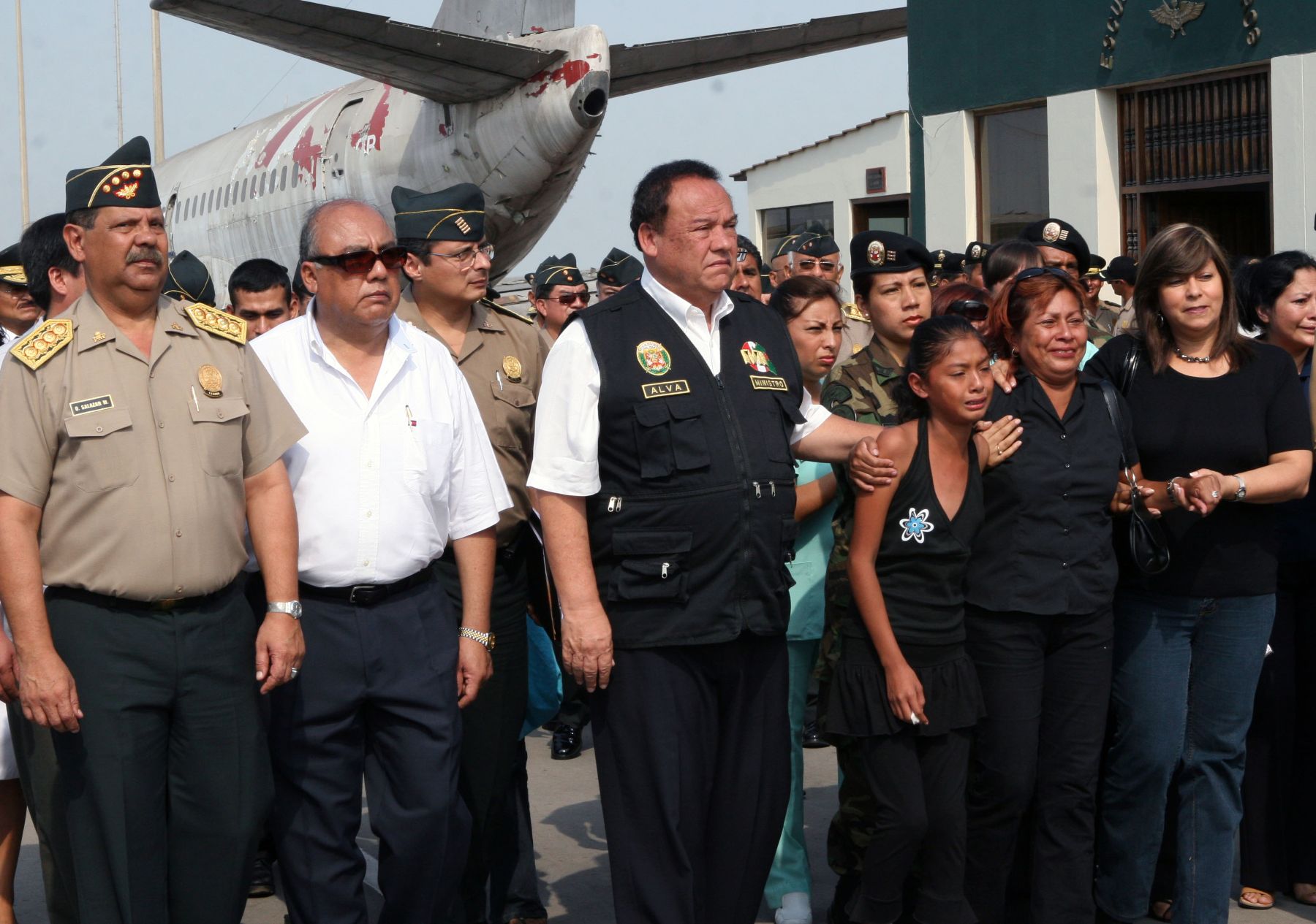 Ministro del interior, Luis Alva Castro, recibe restos mortales de policía atacado en Andoas. Foto: ANDINA/Norman Córdova.