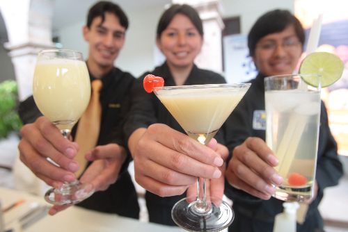 Al famoso cóctel de bandera -el Pisco Sour- se suman ahora combinaciones con chicha morada y hasta con papa (como el que se aprecia en la foto), al que se denomina Papa Sour.. Foto:ANDINA/Carlos Lezama