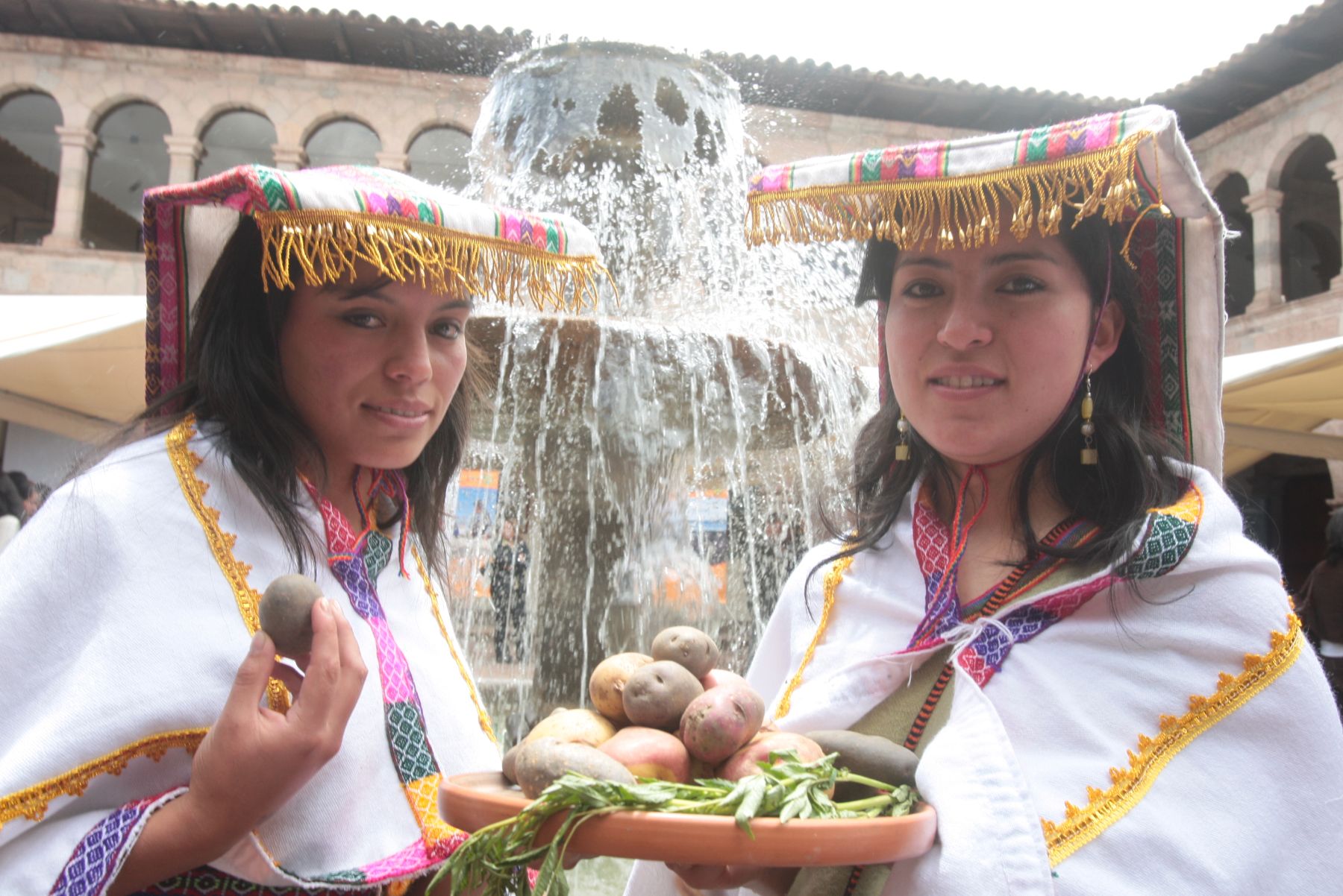 Anfitrionas de la Cumbre Mundial de la Papa muestran tuberculos en la ciudad del Cusco.  Foto:ANDINA/Carlos Lezama