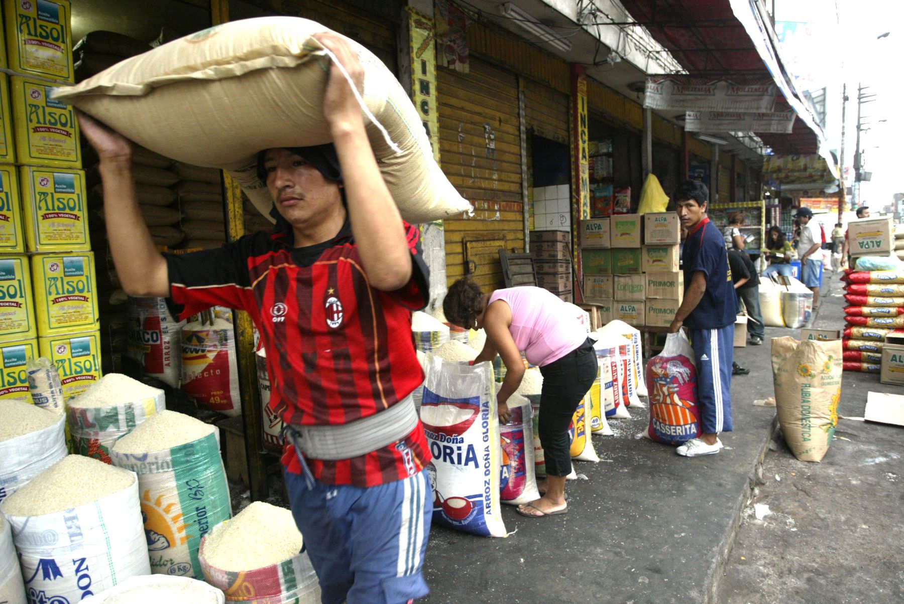 Venta de abarrotes en mercado de la avenida Caqueta. Foto: ANDINA/ Rafael Cornejo.