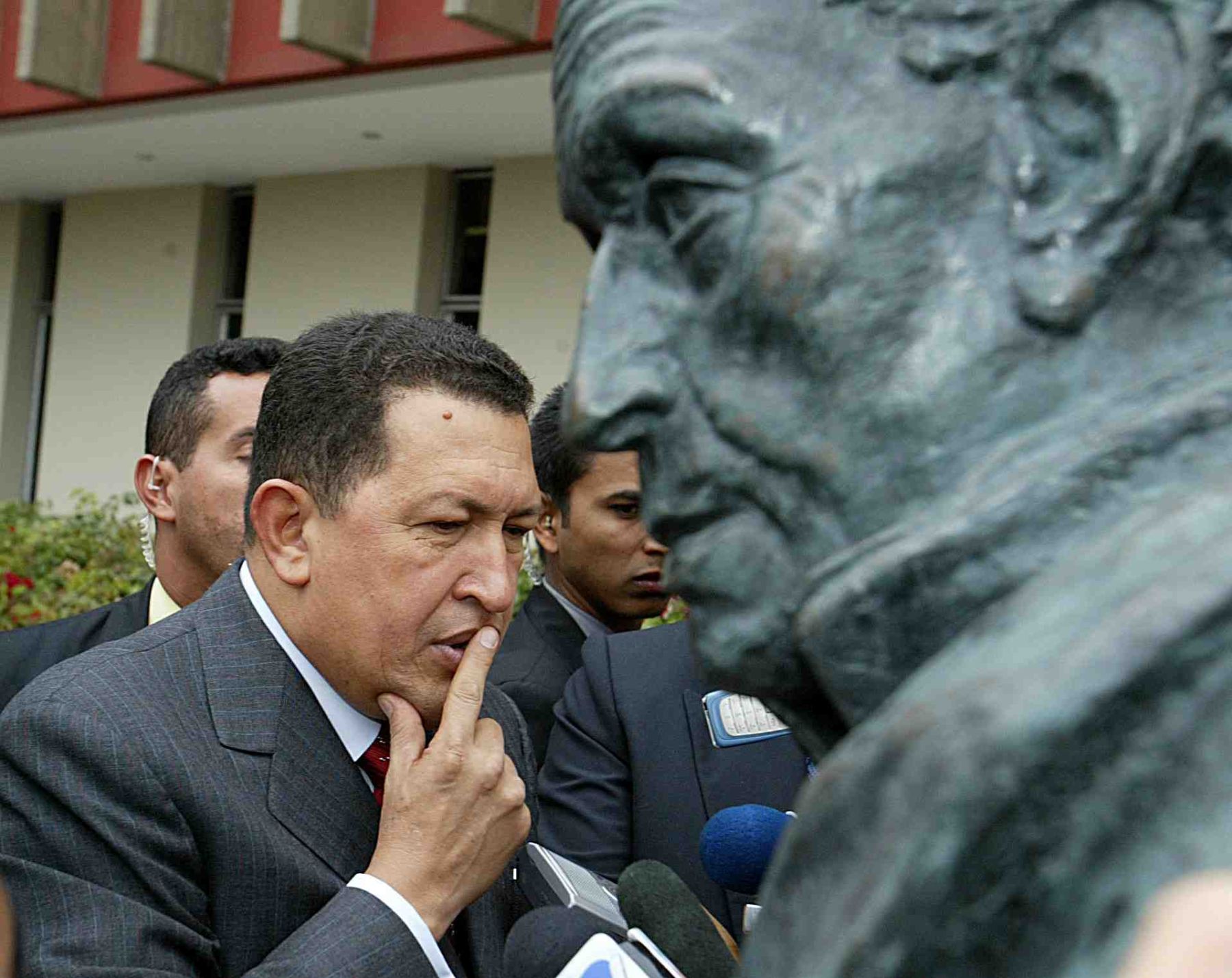 Hugo Chávez cerca del monumento a Símón Bolívar, en la sede de la Comunidad Andina (CAN). Foto: ANDINA/Archivo.