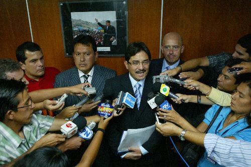 Ministro de Vivienda, Enrique Cornejo, dando declaraciones a la prensa. Foto:ANDINA/Rúben Grández