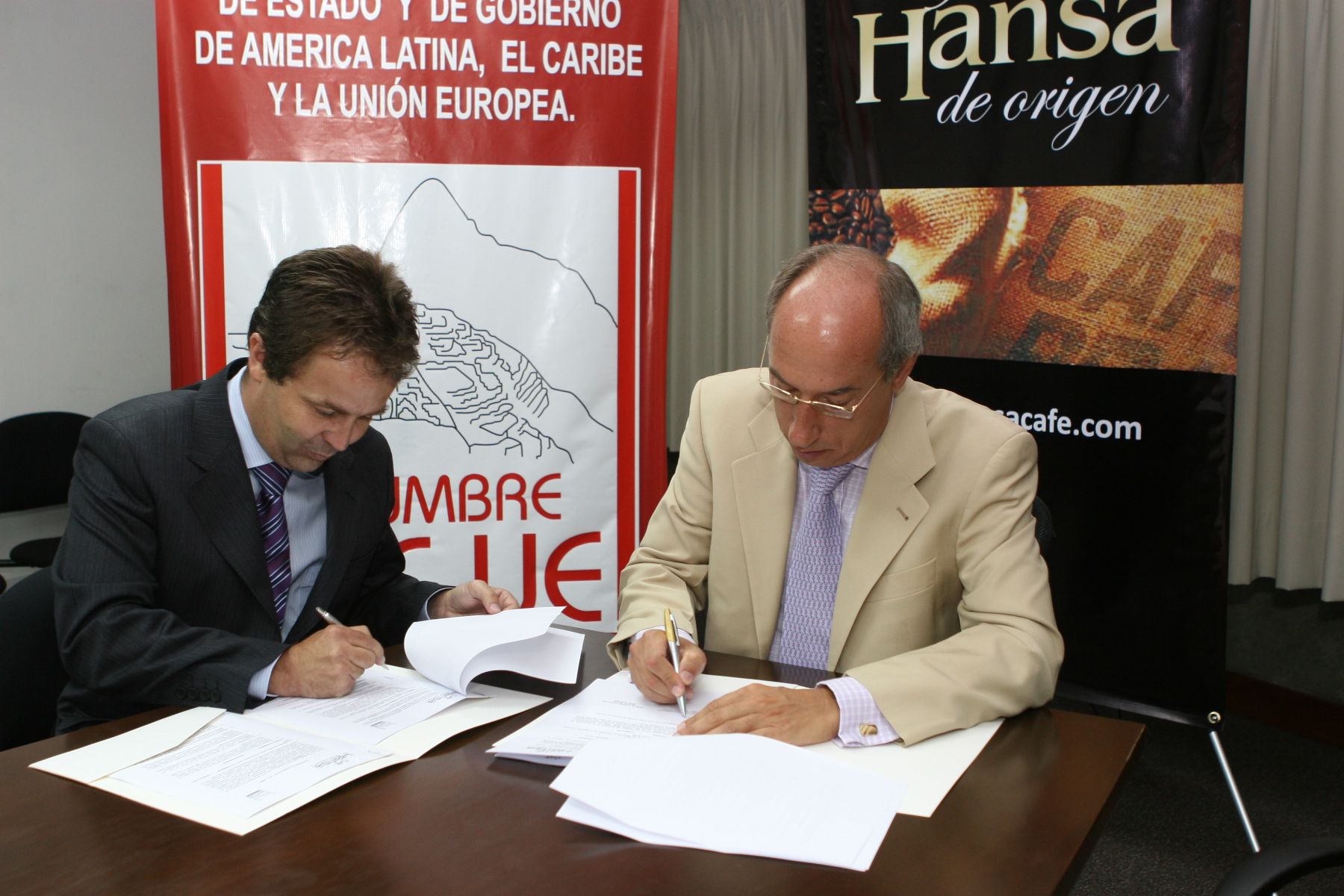Presidente del Comité de Oficio de la V Cumbre ALC-UE, Fortunato Quesada; y Hans Pundsack, de café Hansa, firman convenio para  atención de 10 mil raciones de café en foro. Foto: ANDINA/Norman Córdova.