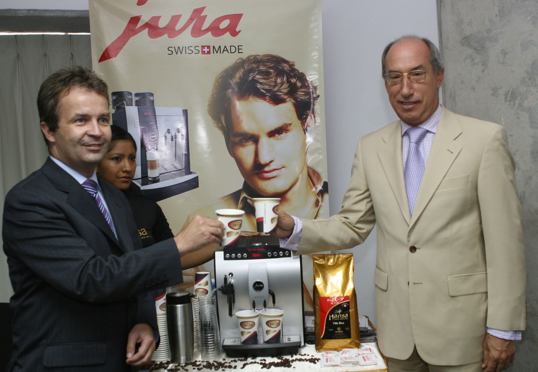 Firma de convenio suscrito entre la comisión ALC-UE 2008 y la empresa de Hansa, mediante el cual se otorgarán 10 mil tazas de café para los asistentes a la cumbre de presidentes en Lima. Foto: ANDINA/Norman Córdova