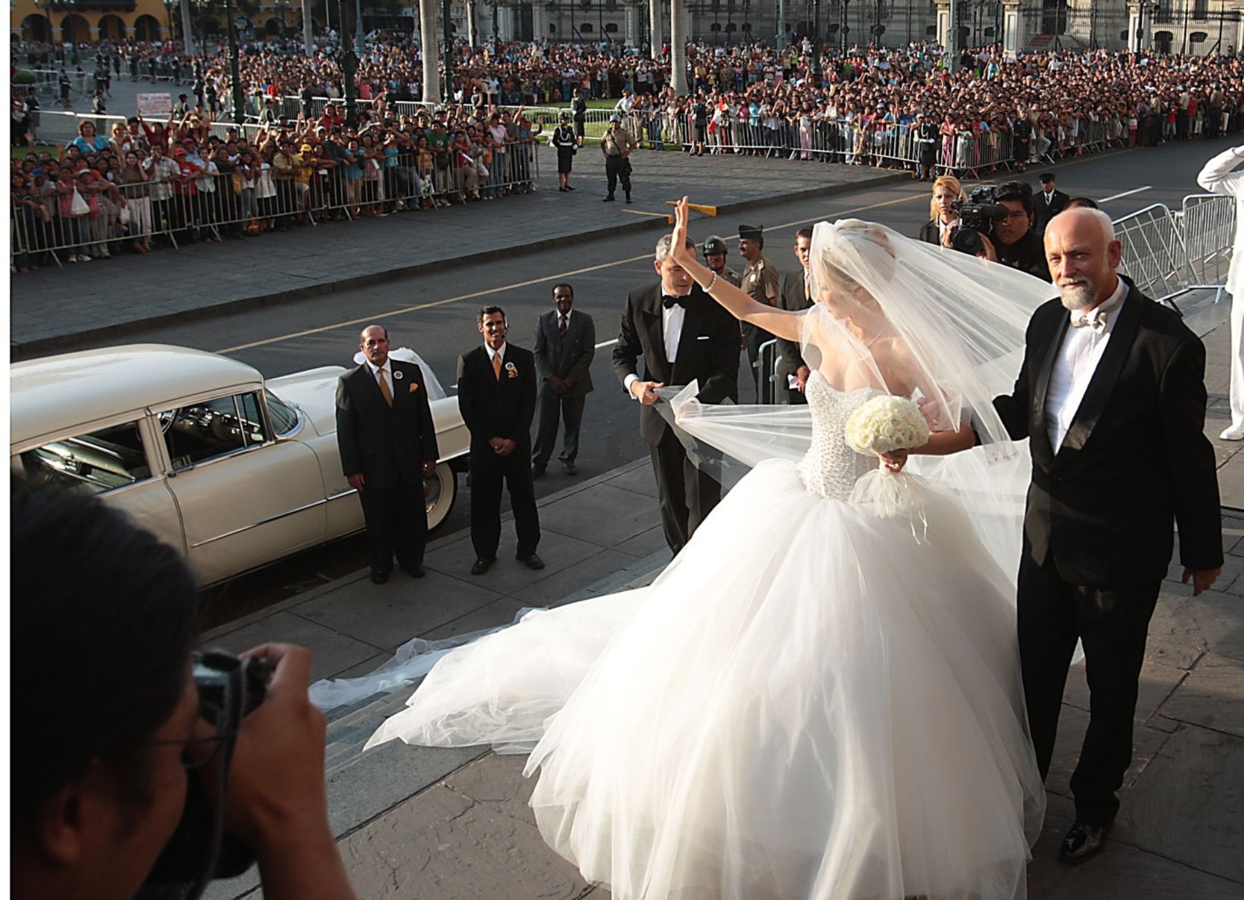 Llegada de Julia Trappe, novia de Juan Diego Florez a la Catedral de Lima. Foto:ANDINA/Jack Ramón