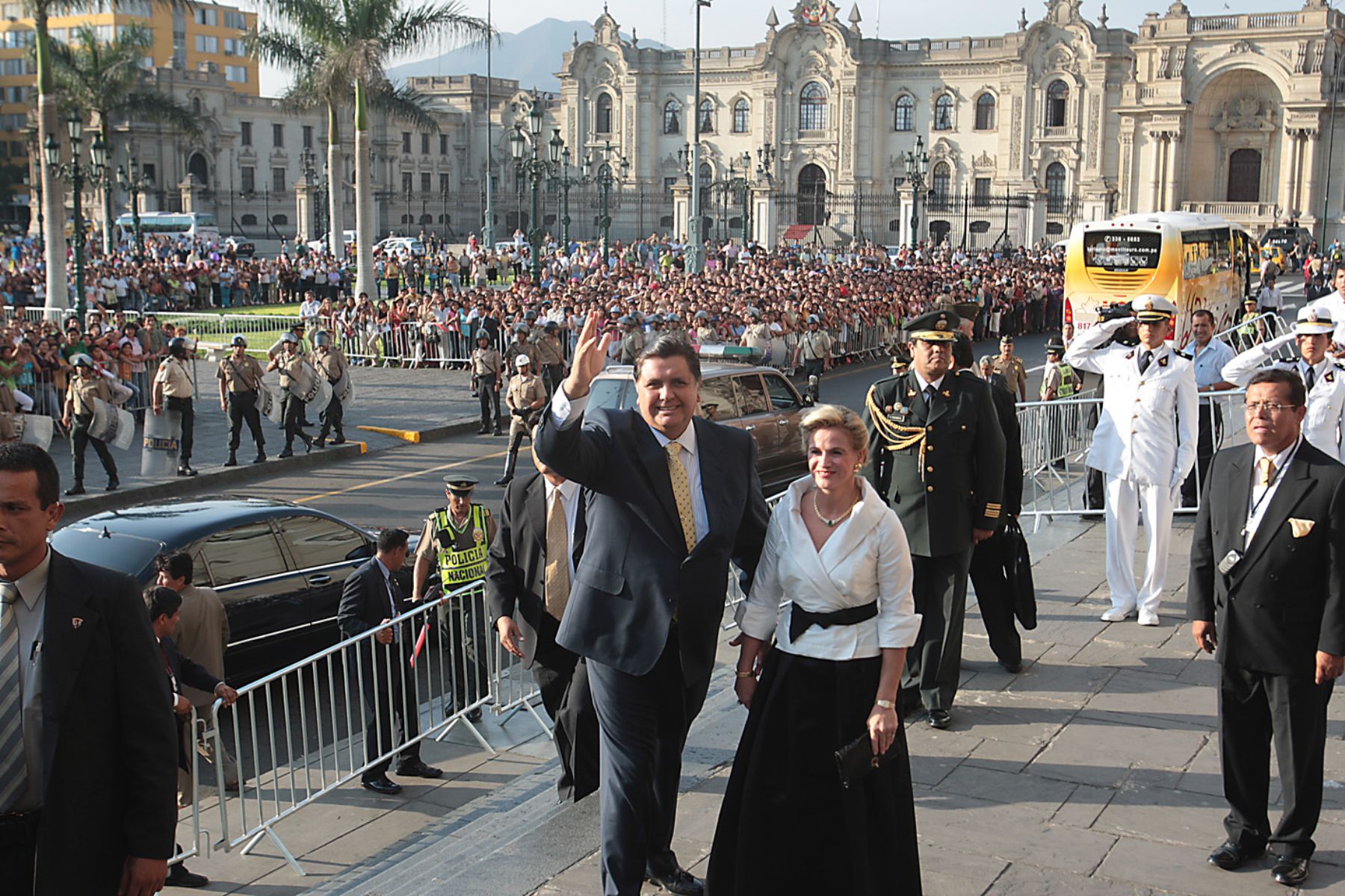 El Jefe del Estado Alan Garcìa y su esposa Pilar Nores ingresan a la Catedral donde se celebrarà el matrimonio de Juan Diego Flores.Foto:ANDINA/Jack Ramón