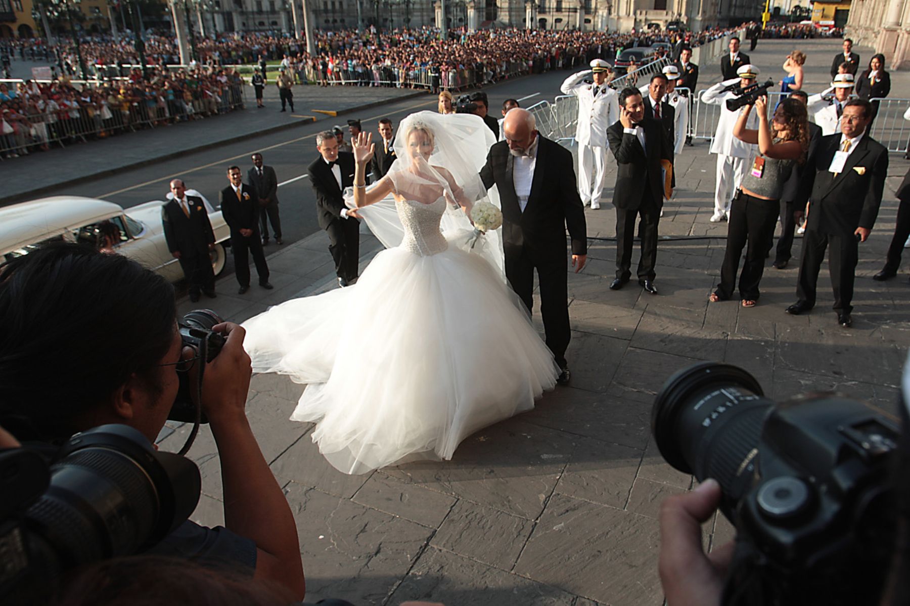 Llegada de la novia de Juan Diego Flores a la catedral de Lima.Foto:ANDINA/Jack Ramón