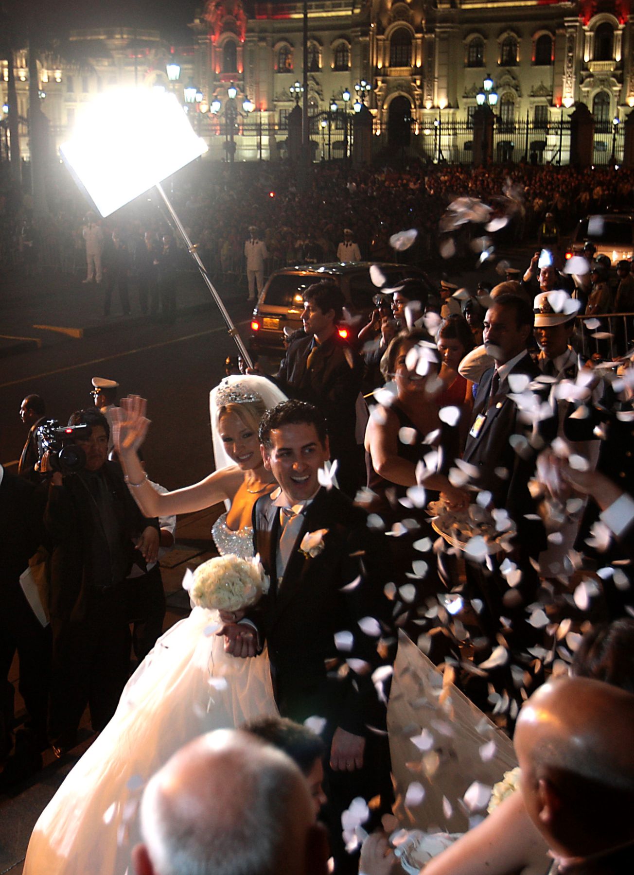 Los felices esposos Julia Trappe y Juan Diego Flórez, abandonan la Catedral de Lima, luego de la ceremonia nupcial realizada esta tarde. Foto:ANDINA/Jack Ramón