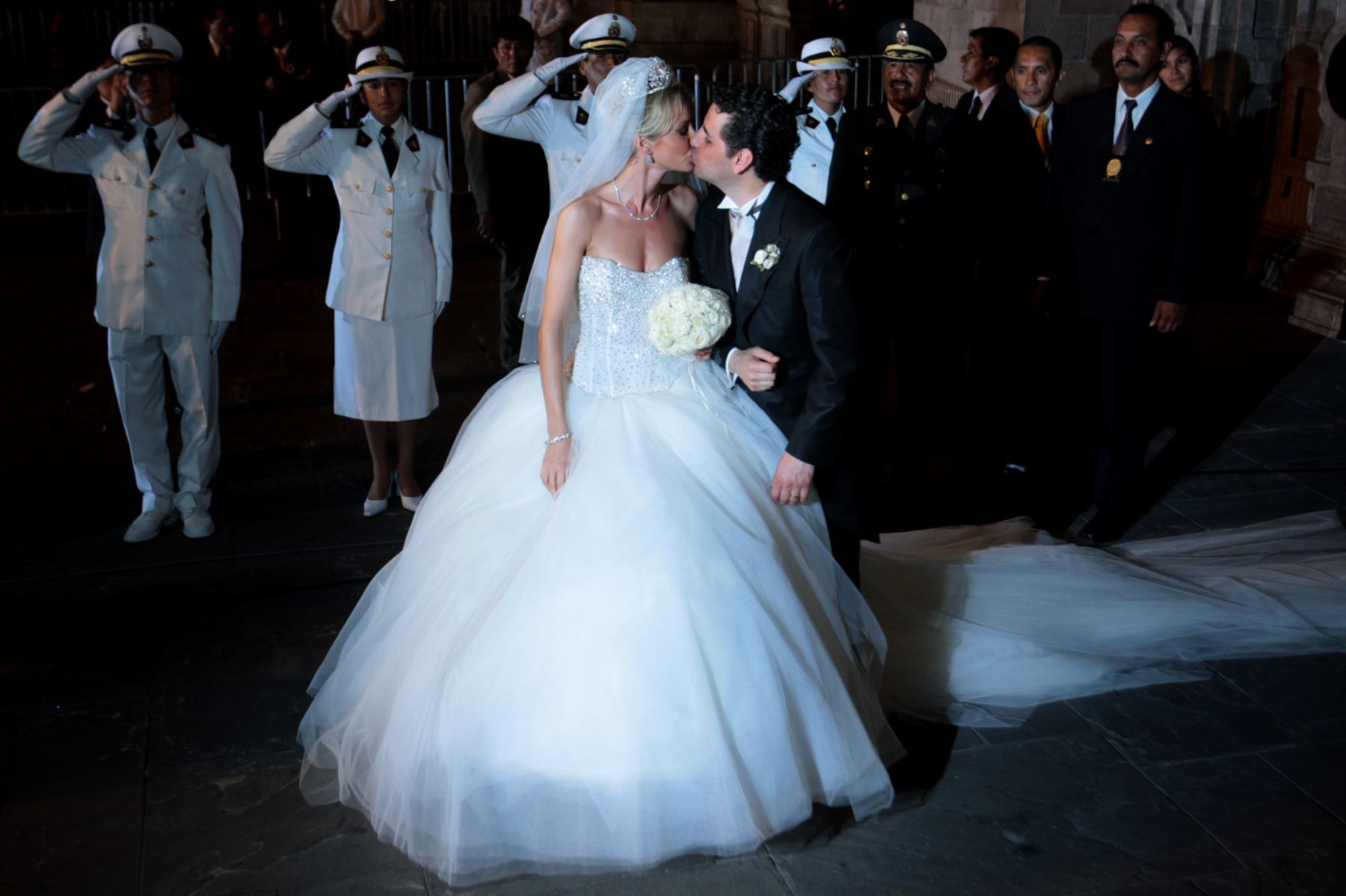 Los felices esposos Julia Trappe y Juan Diego Flórez, abandonan la Catedral de Lima, luego de la ceremonia nupcial realizada esta tarde. Foto:ANDINA/Jack Ramón